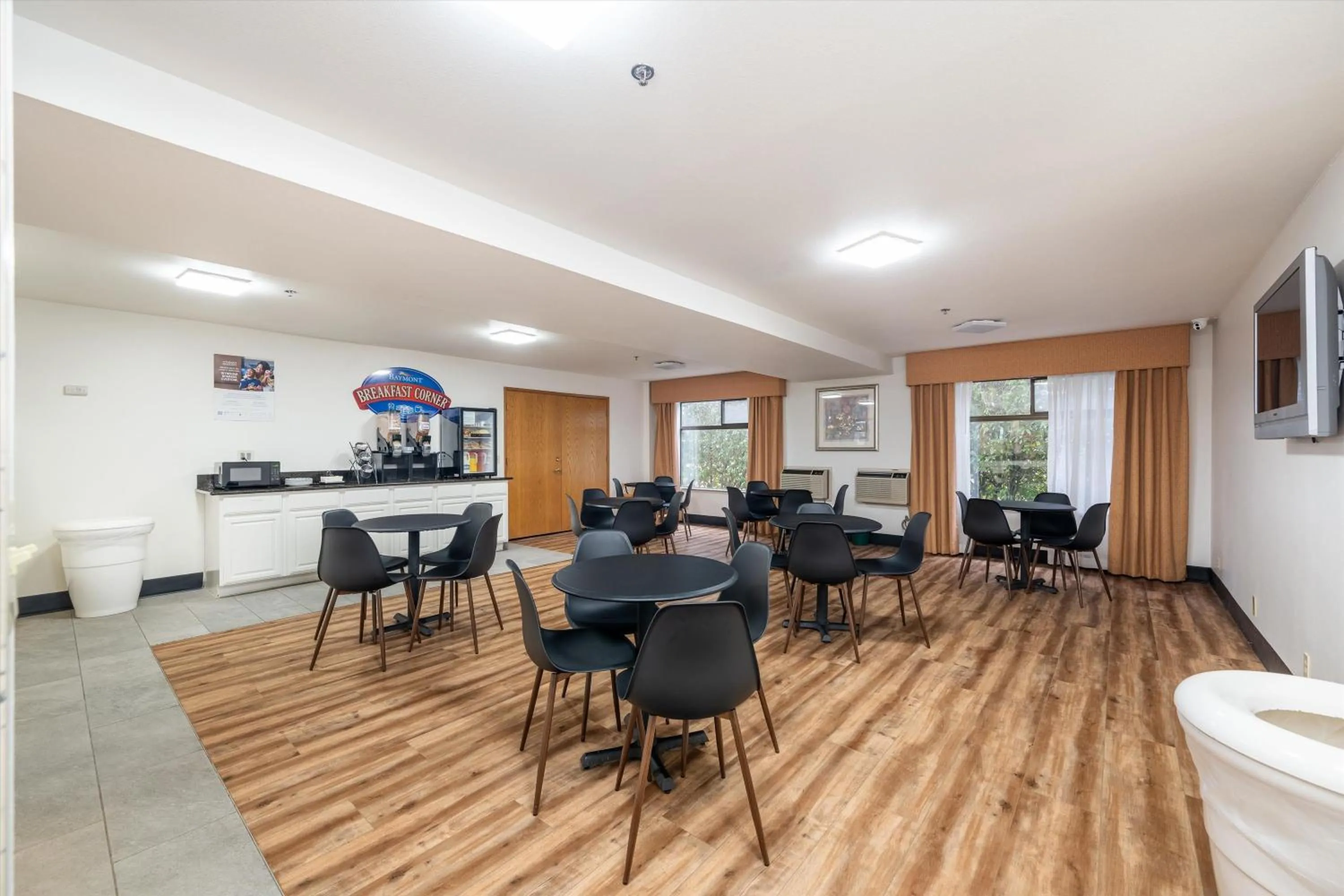 Breakfast in Baymont INN & Suites by Wyndham