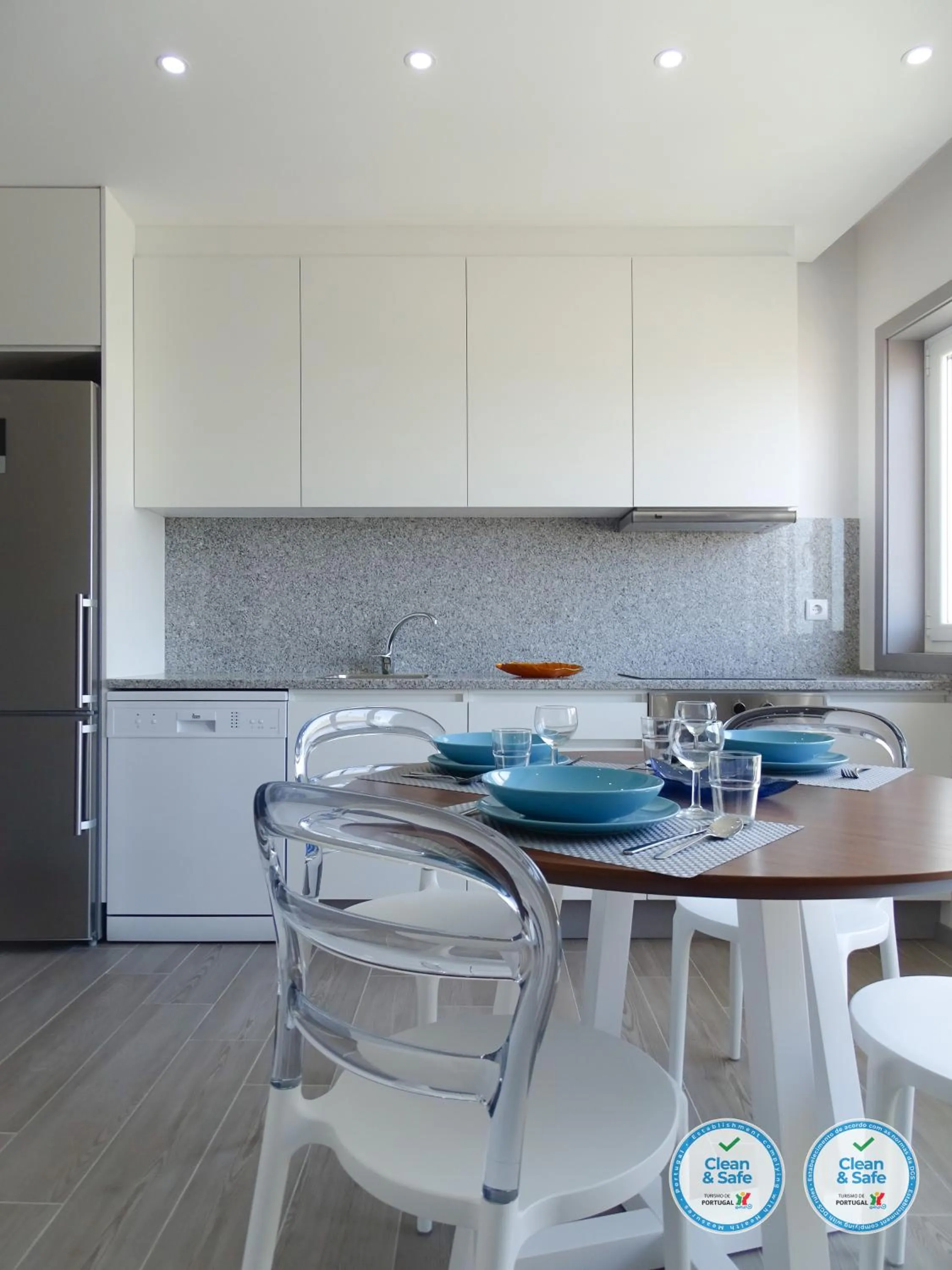 Kitchen or kitchenette in RS Porto Apartments