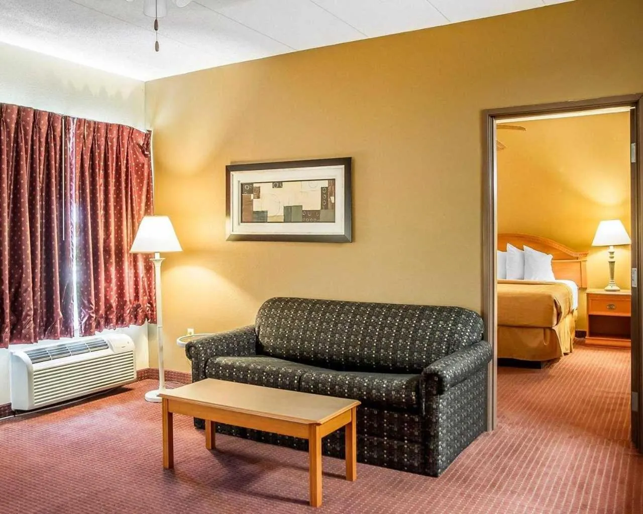Living room, Bed in Quality Inn & Suites CVG Airport