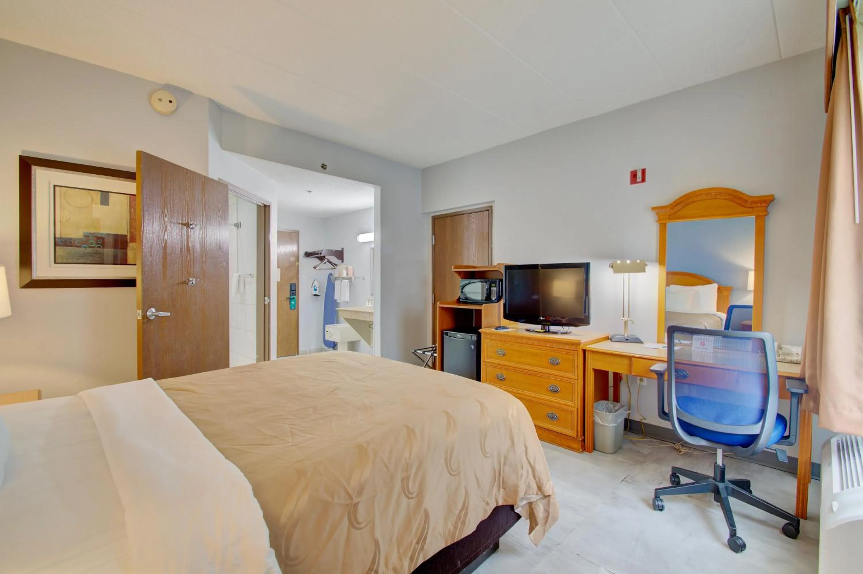 TV and multimedia, Bed in Quality Inn & Suites CVG Airport