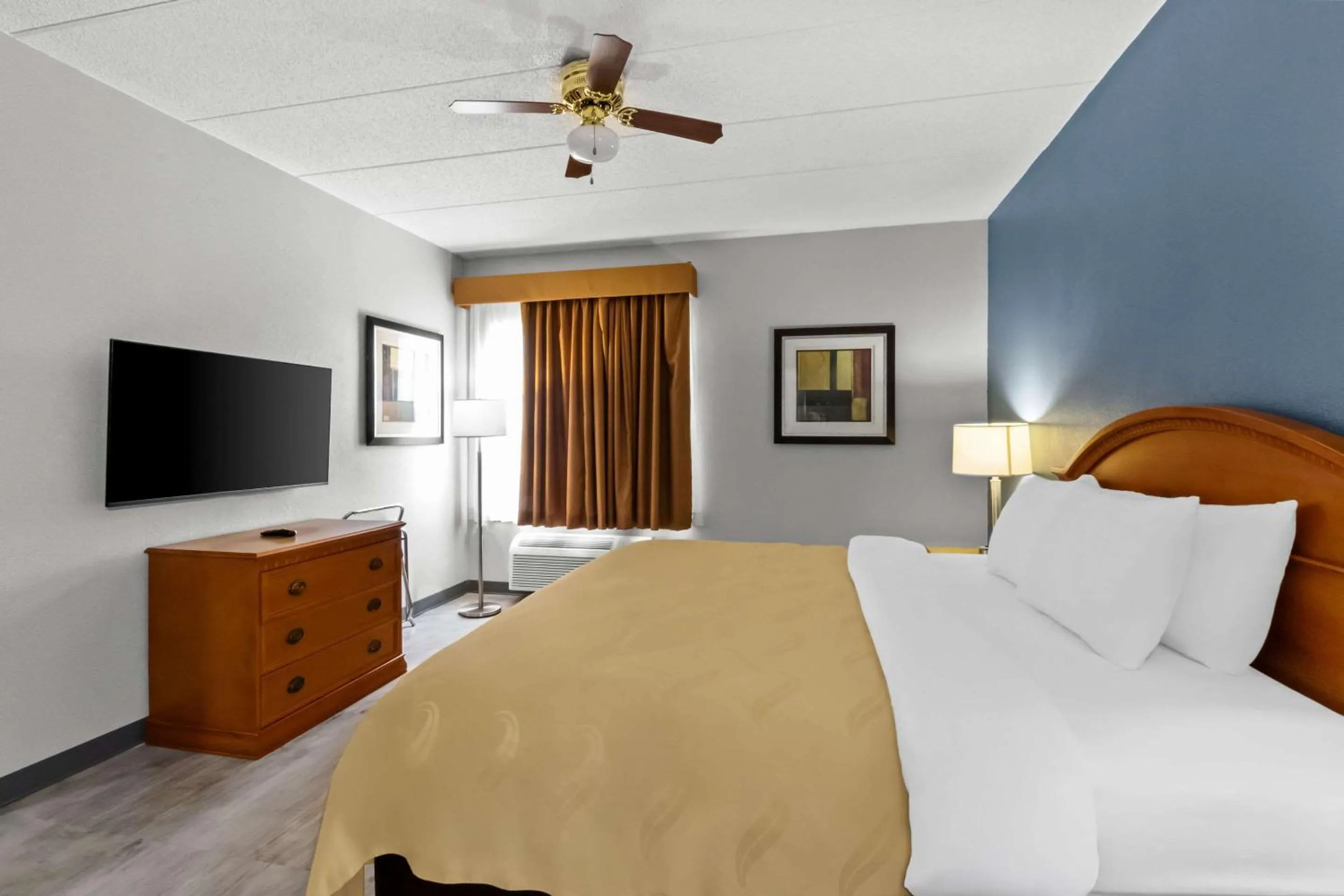 Bedroom, Bed in Quality Inn & Suites CVG Airport