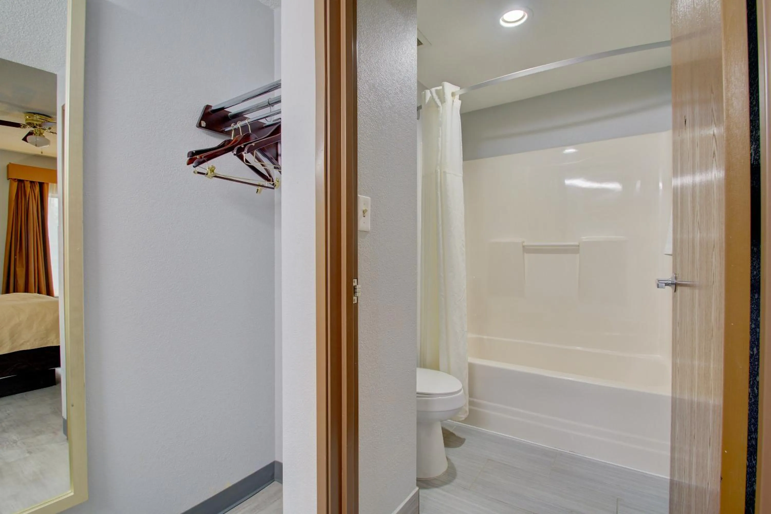 Shower in Quality Inn & Suites CVG Airport