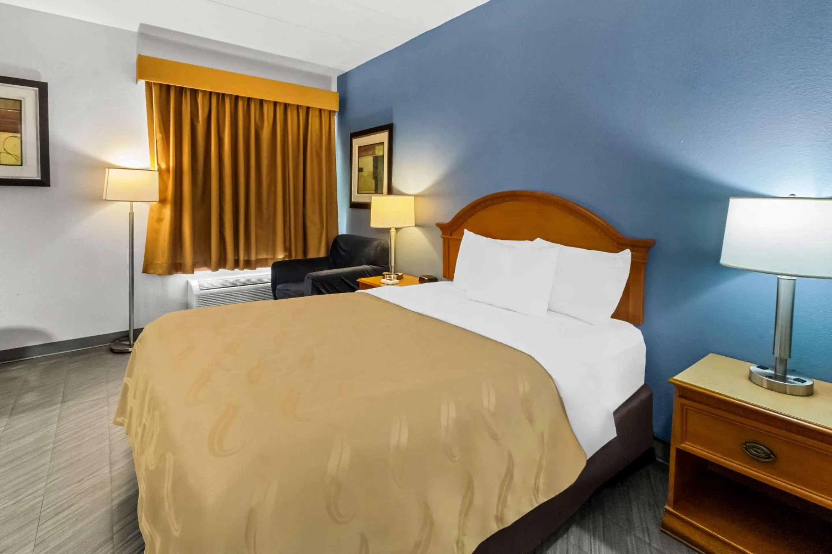 Bedroom, Bed in Quality Inn & Suites CVG Airport