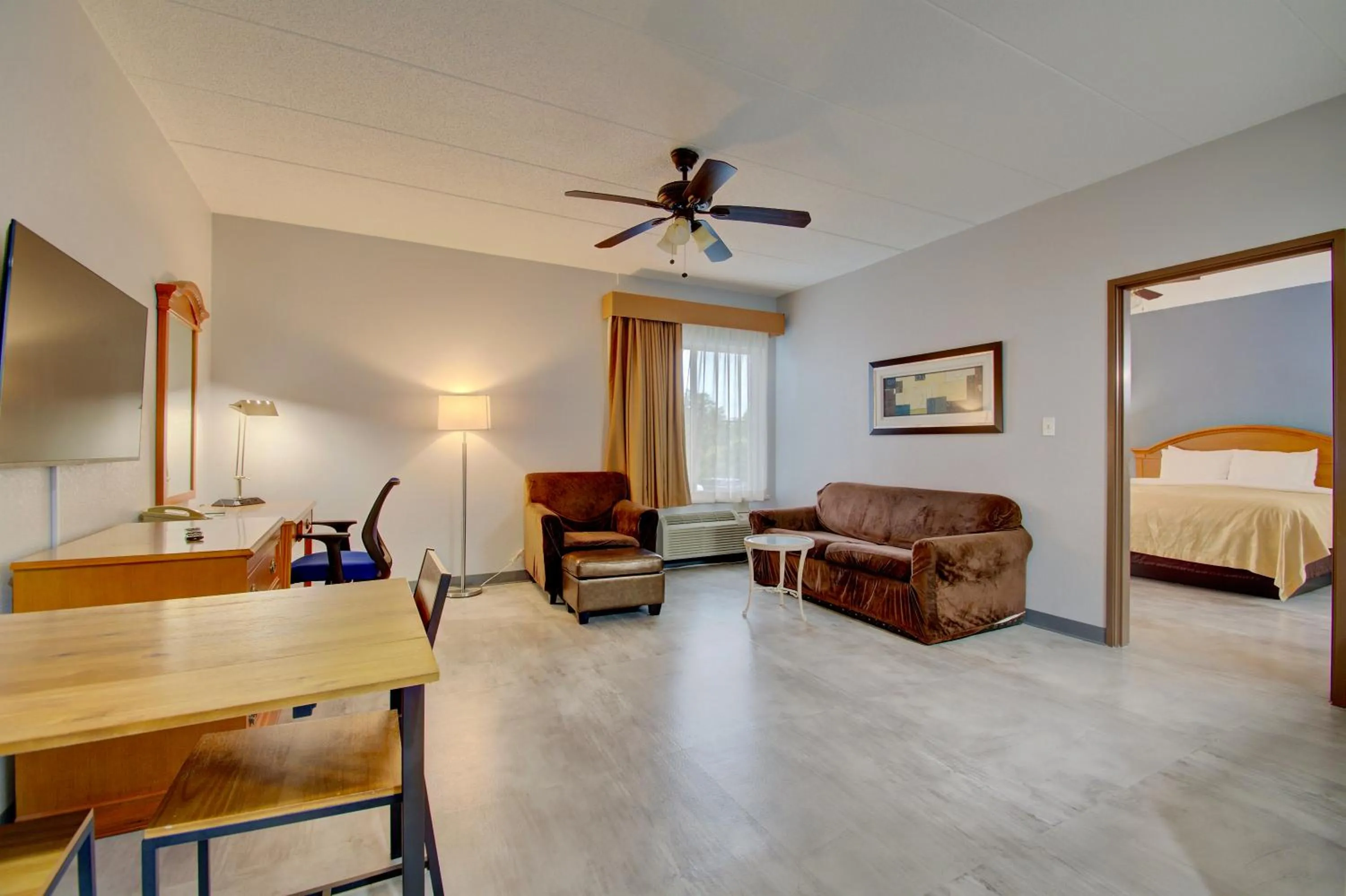 Living room, Bed in Quality Inn & Suites CVG Airport