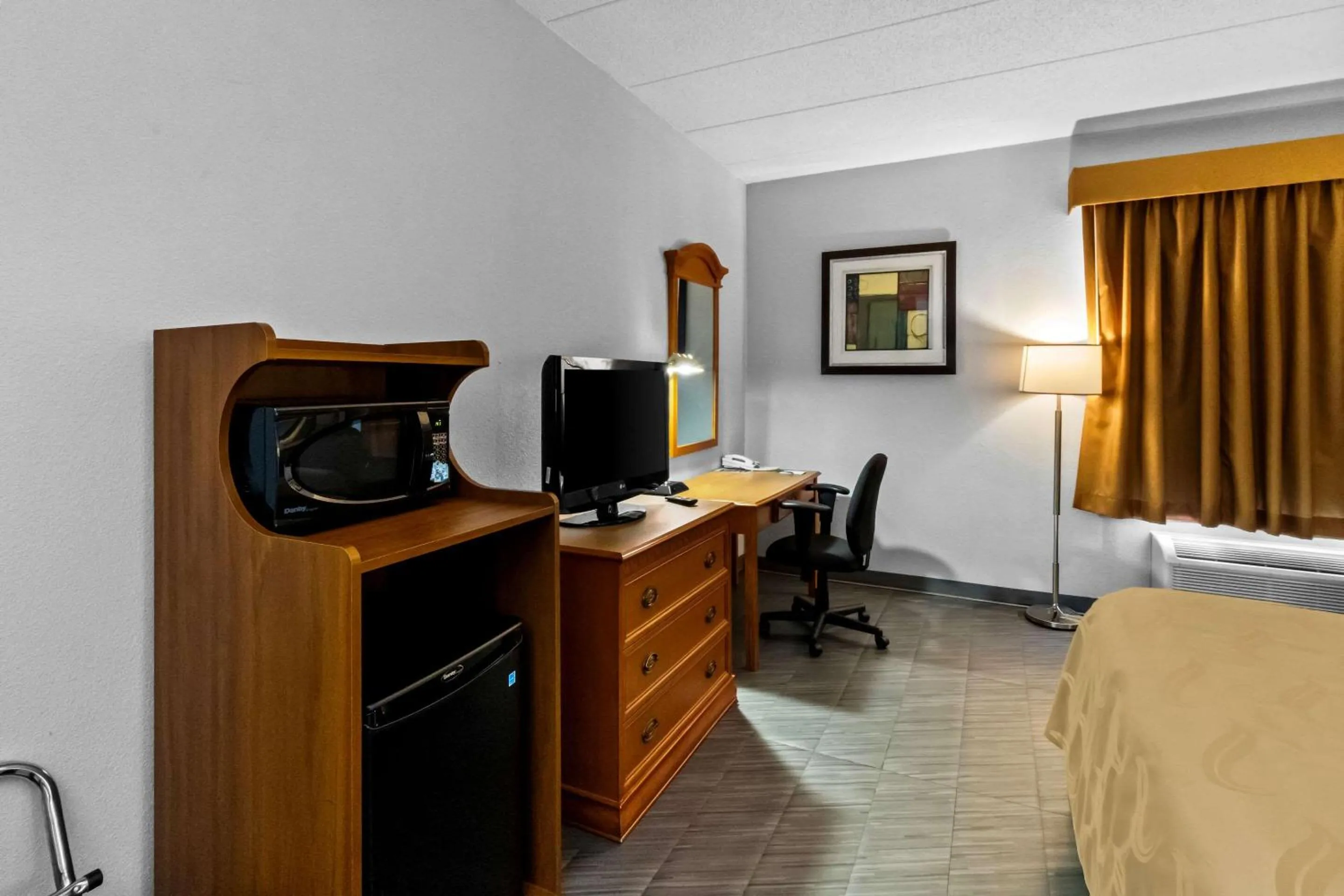 Bedroom, Bed in Quality Inn & Suites CVG Airport