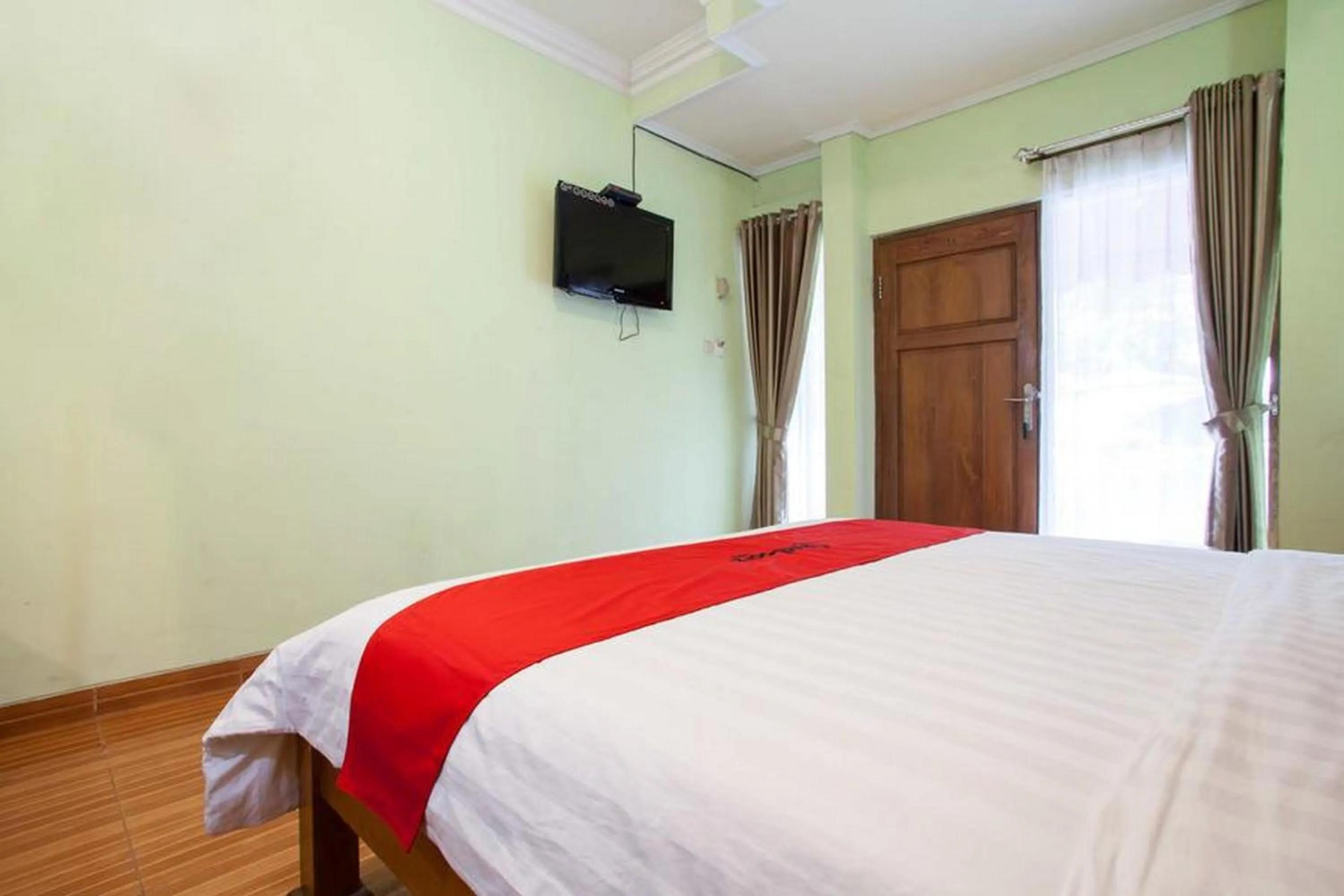 Bedroom, Bed in RedDoorz near Juanda International Airport