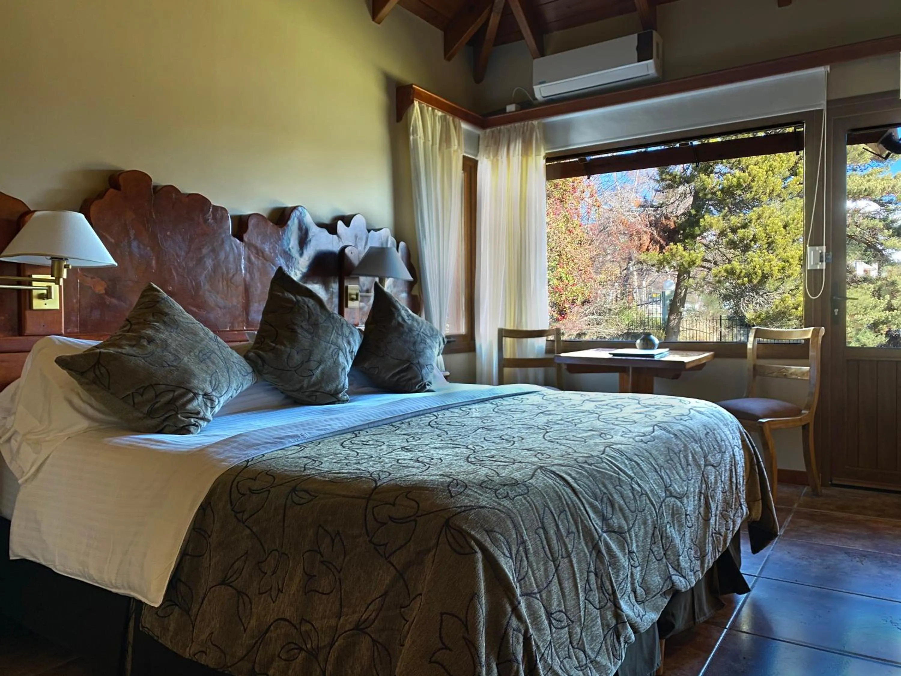 Photo of the whole room, Bed in Charming Luxury Lodge & Private Spa