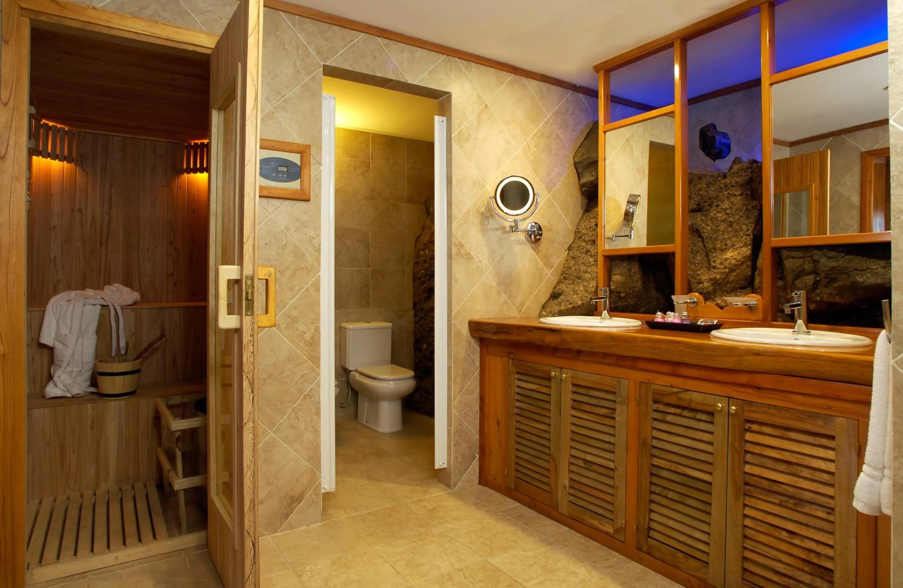 Bathroom in Charming Luxury Lodge & Private Spa