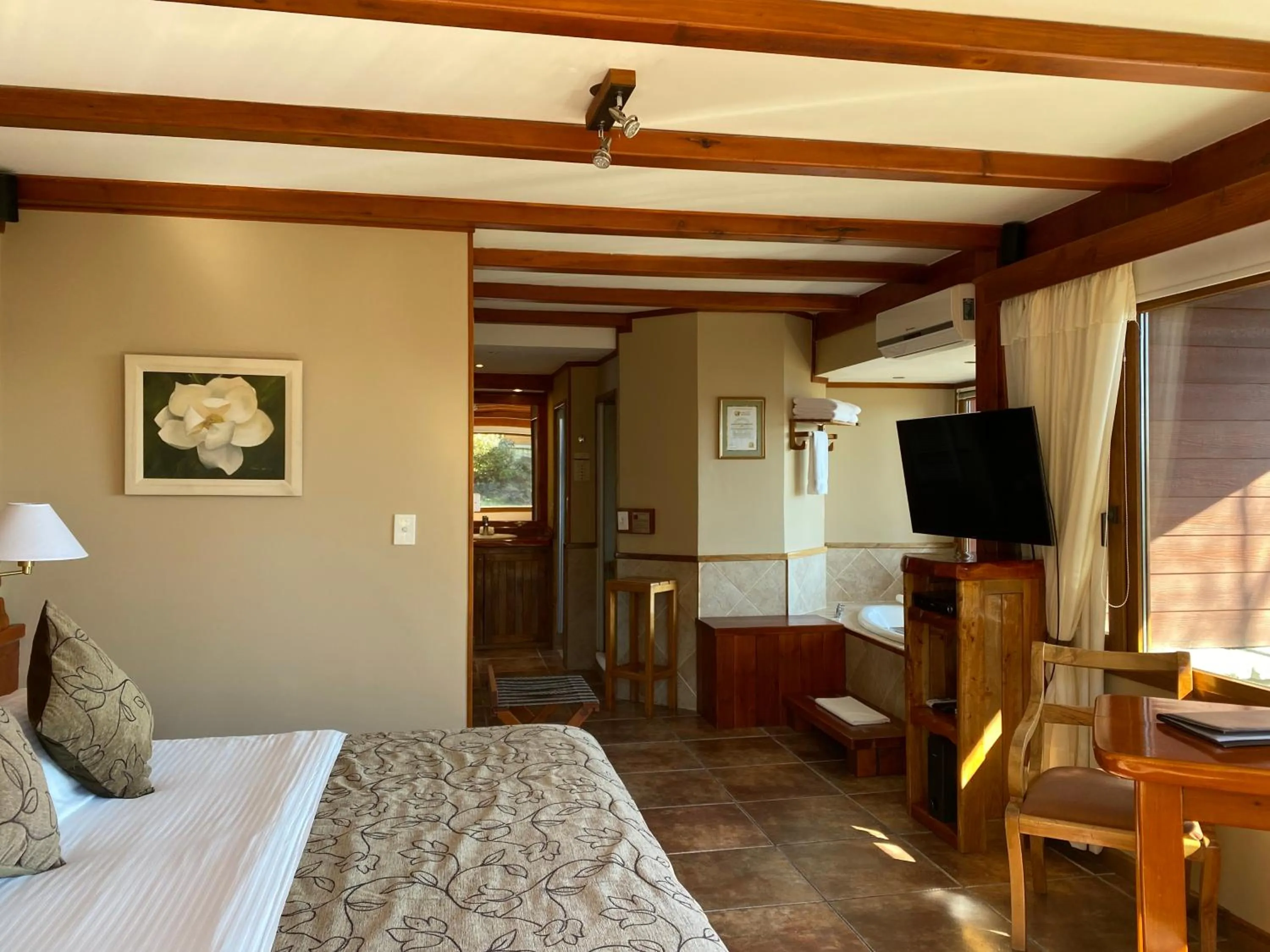 TV and multimedia, Bed in Charming Luxury Lodge & Private Spa