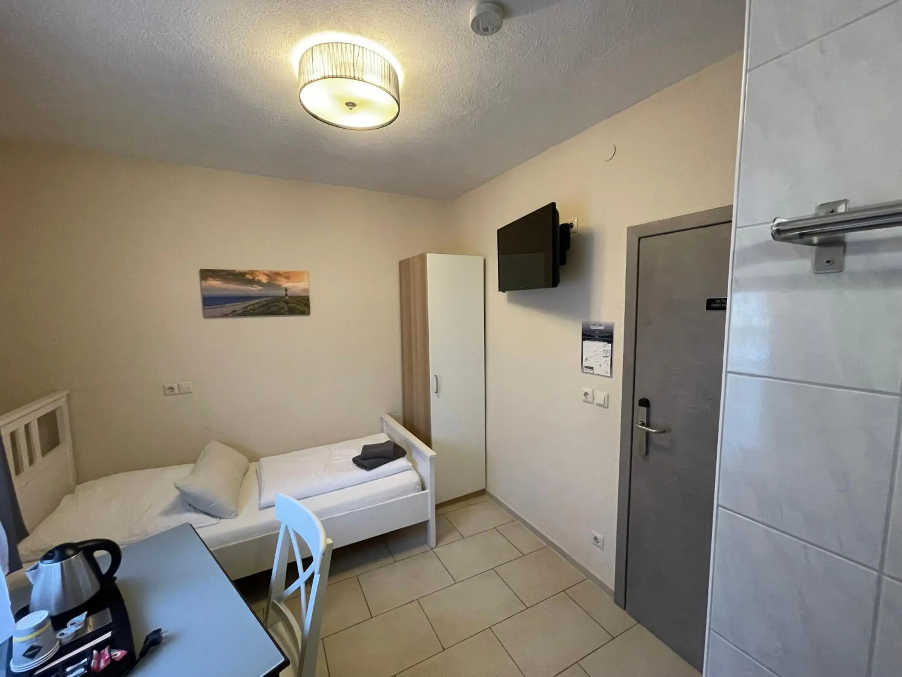 Budget Einzelzimmer, Dusche im Zimmer, eigenes WC nebenan - single occupancy in Hotel Frankenthaler Hof Budget Einzelzimmer, Dusche im Zimmer, eigenes WC nebenan - single occupancy in Hotel Frankenthaler Hof