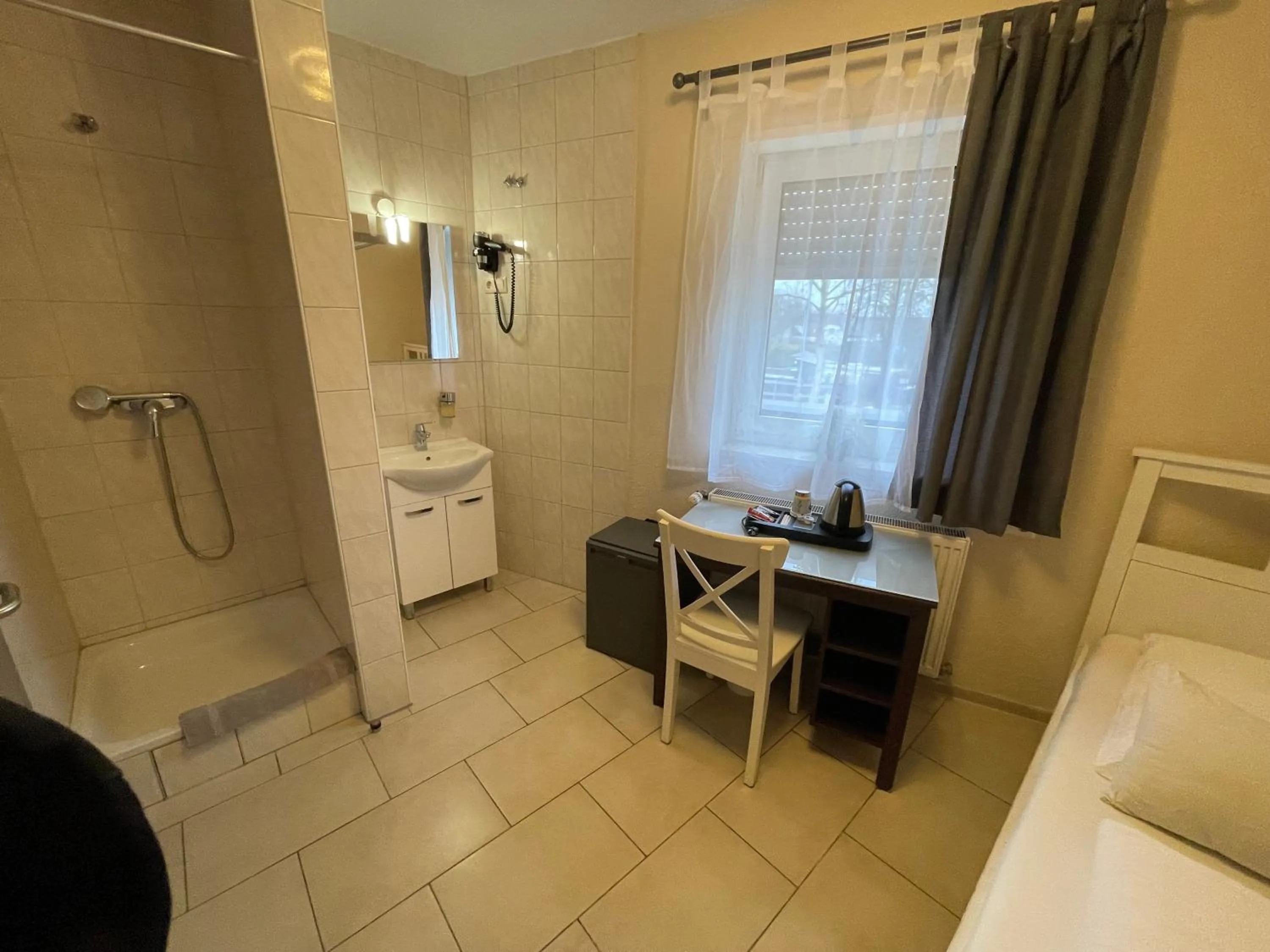 Shower, Bed in Hotel Frankenthaler Hof