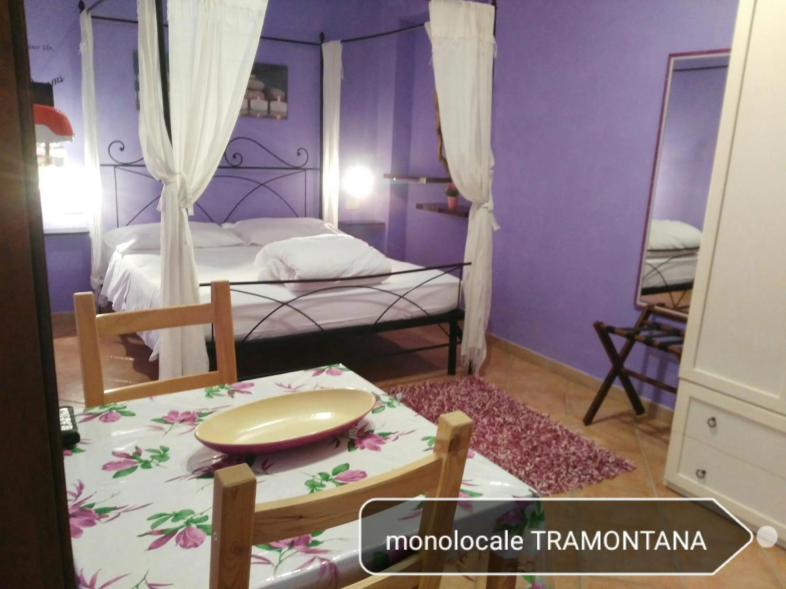 Dining area, Bed in Villa Isabella