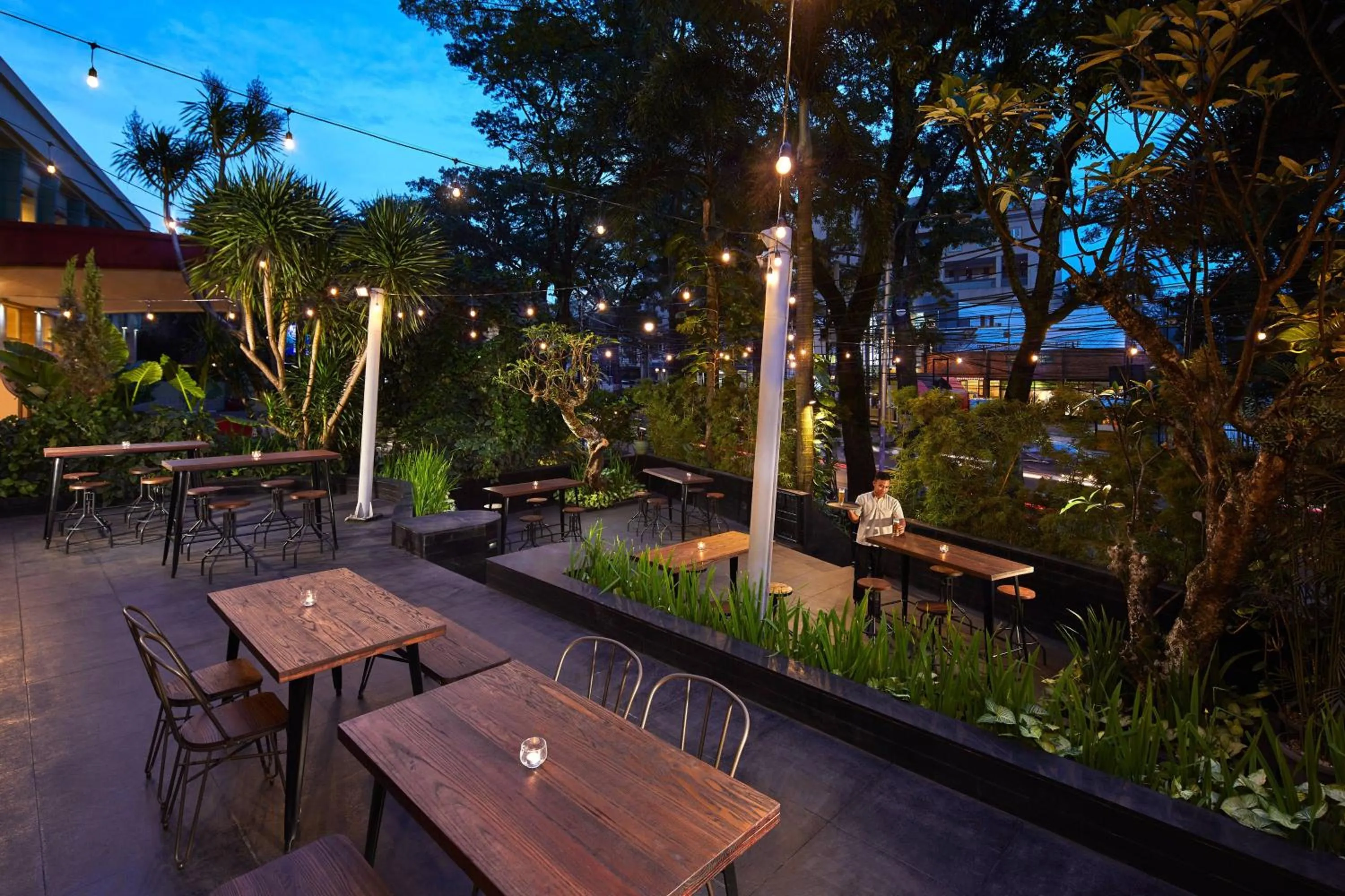 Lounge or bar in Courtyard by Marriott Bandung Dago