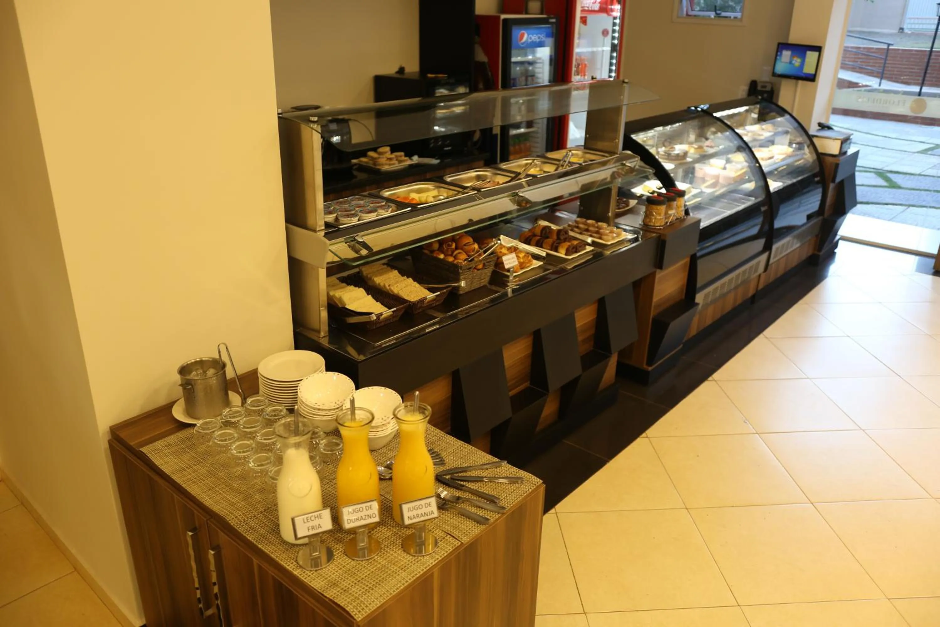 Restaurant/places to eat in Nova Hotel