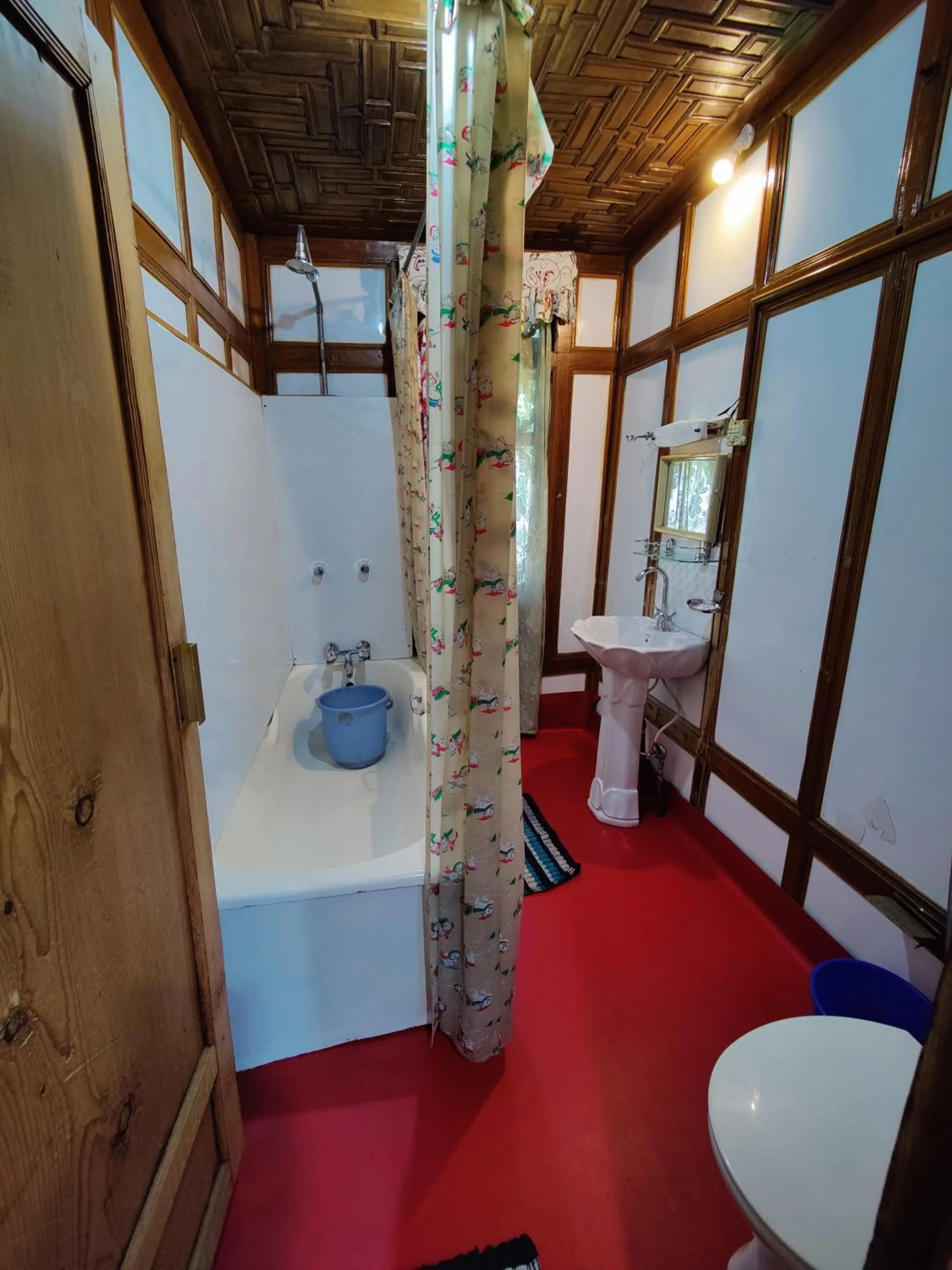 Bathroom in Shiraz Deluxe Houseboat