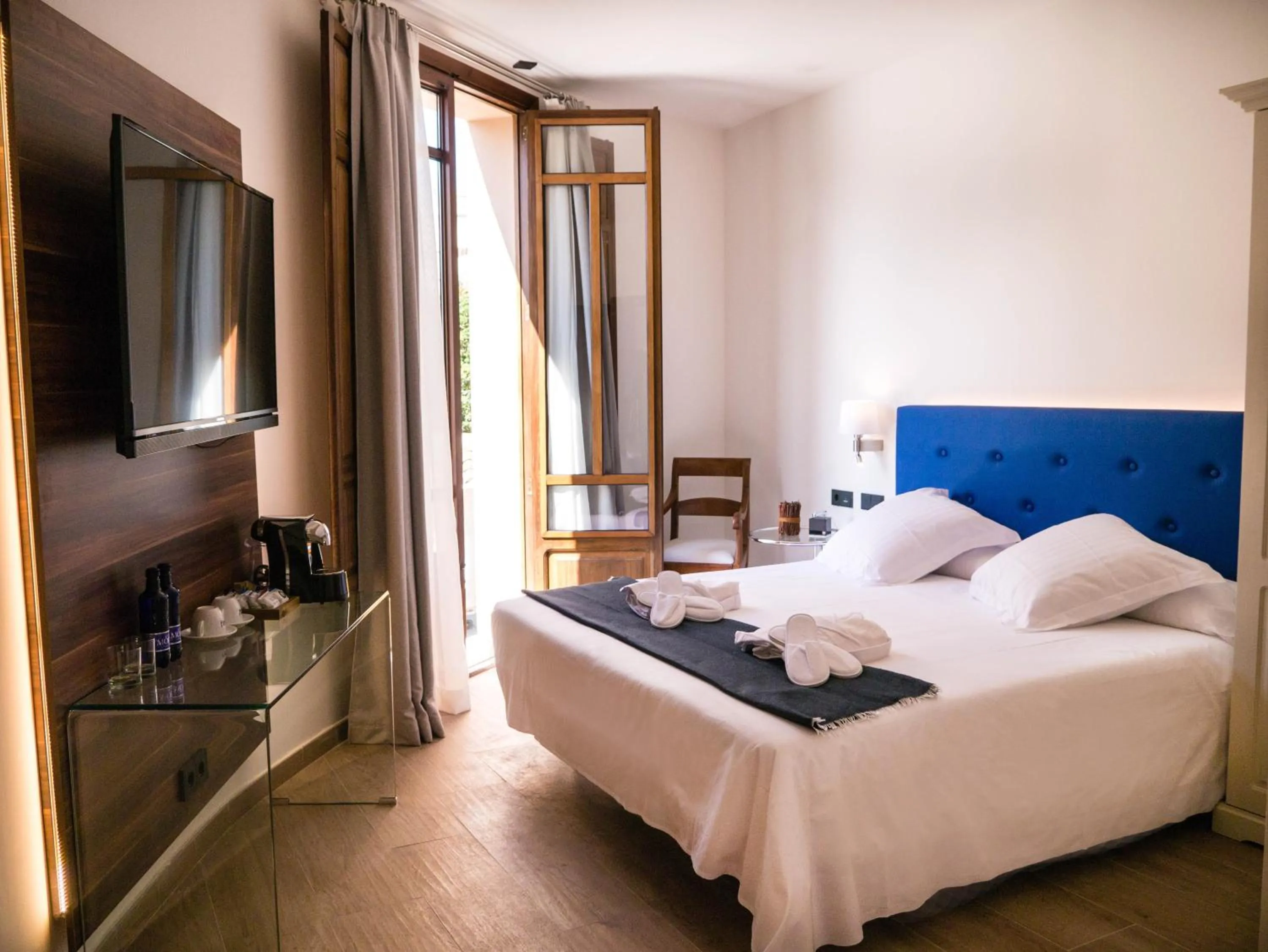 Photo of the whole room, Bed in TI Central Maria