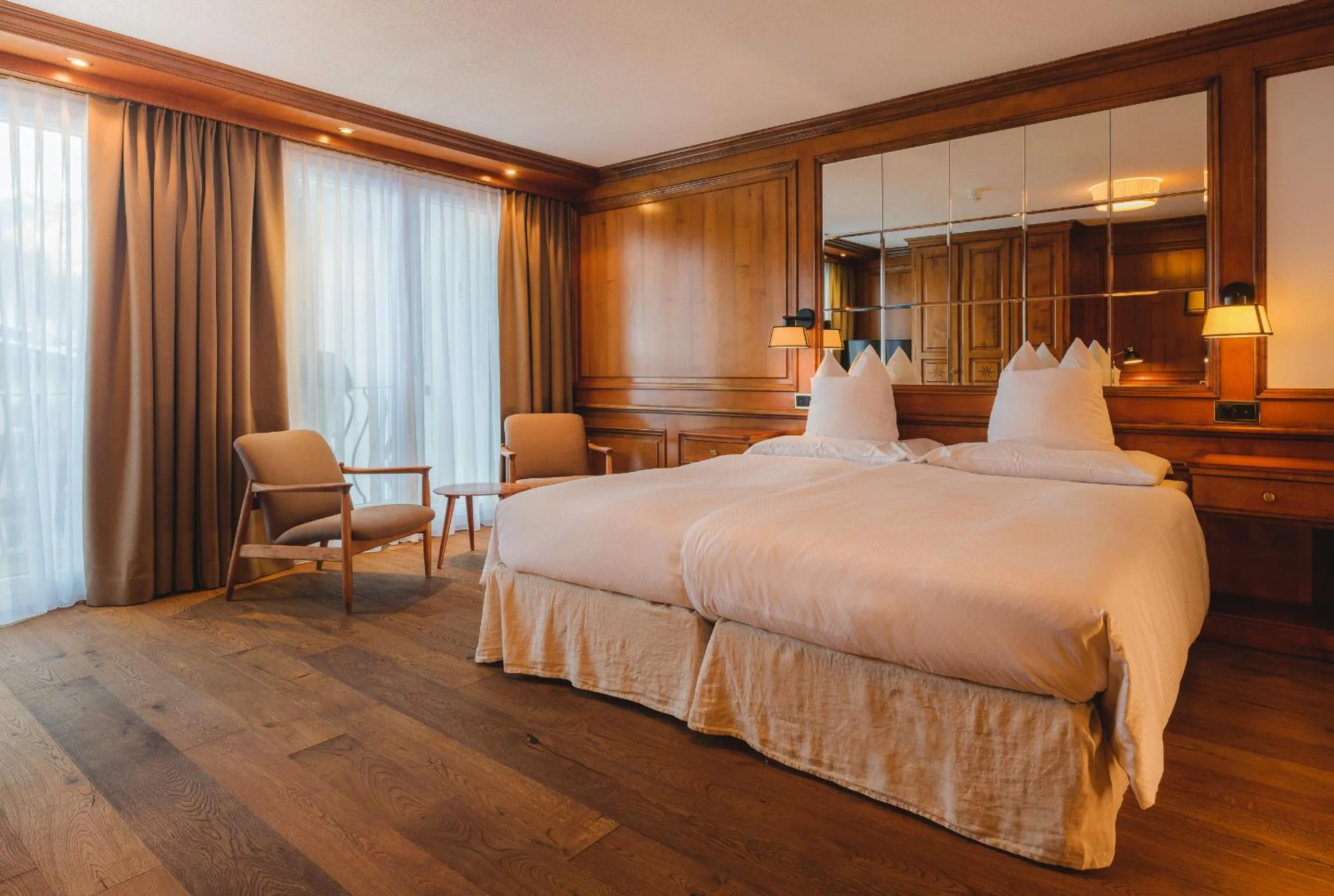 Photo of the whole room, Bed in the rex