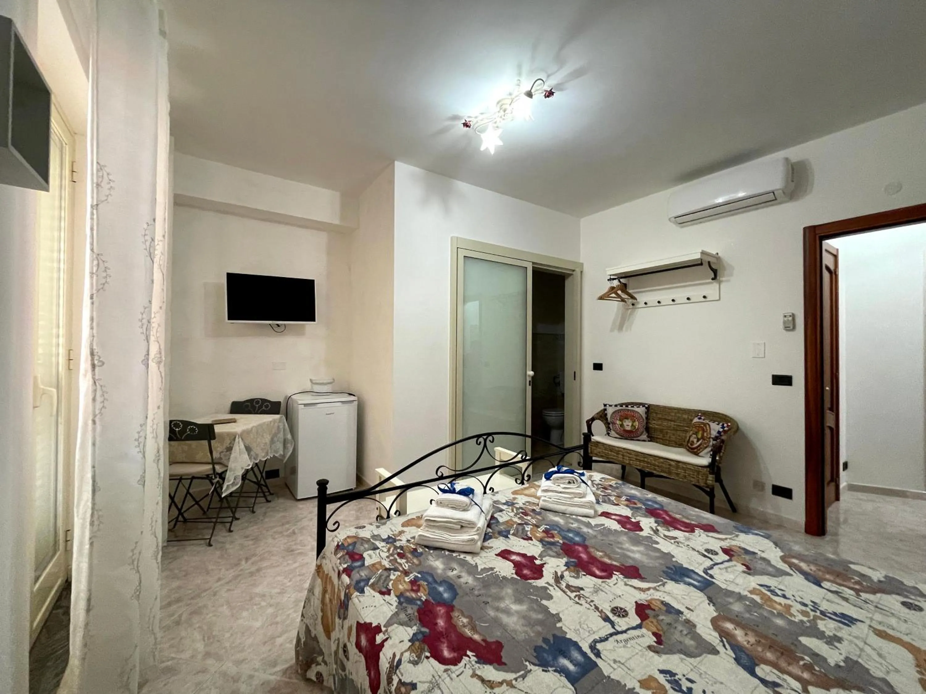 Photo of the whole room in Le lumie