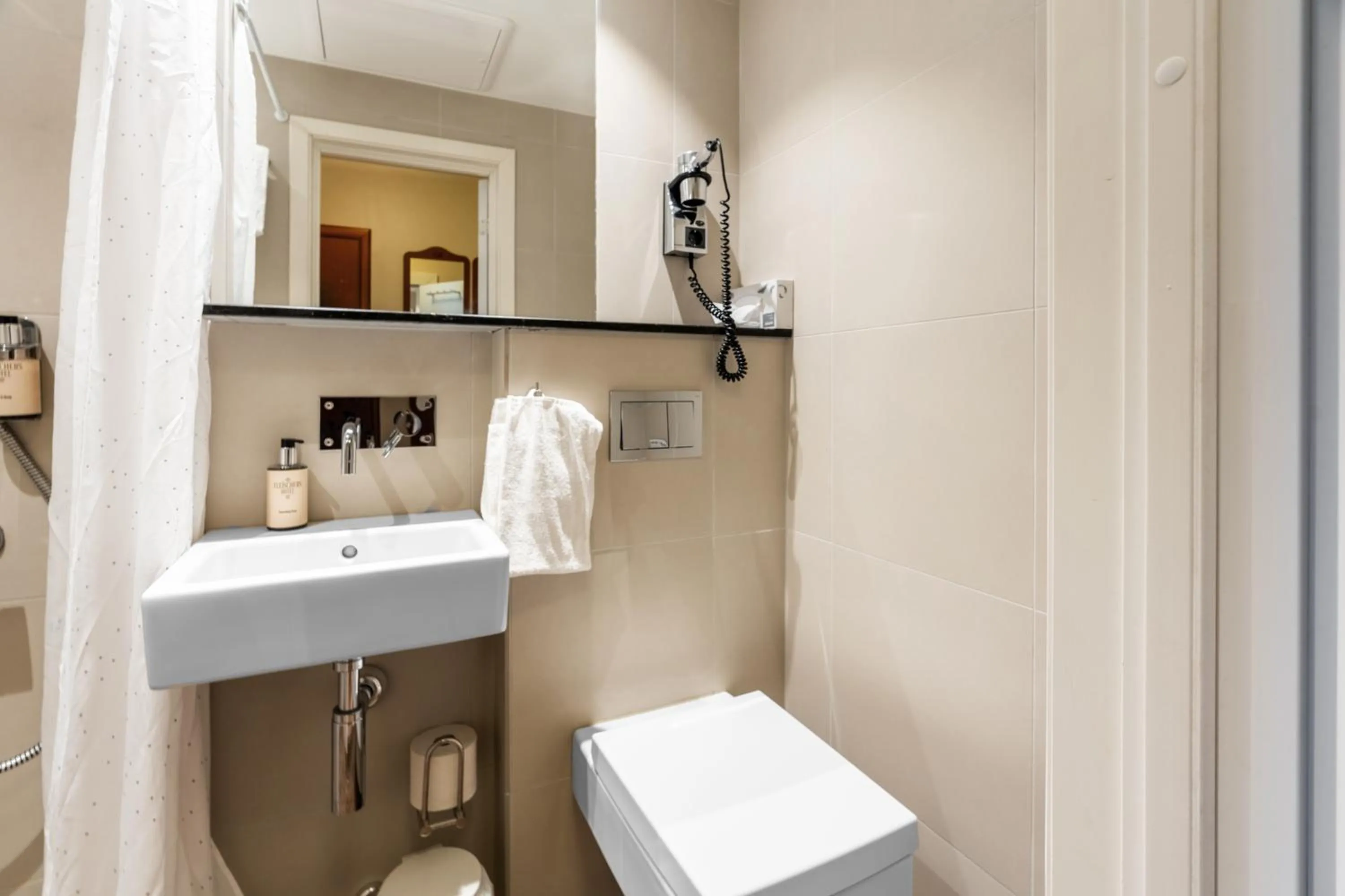 Bathroom in Fleischer's Hotel