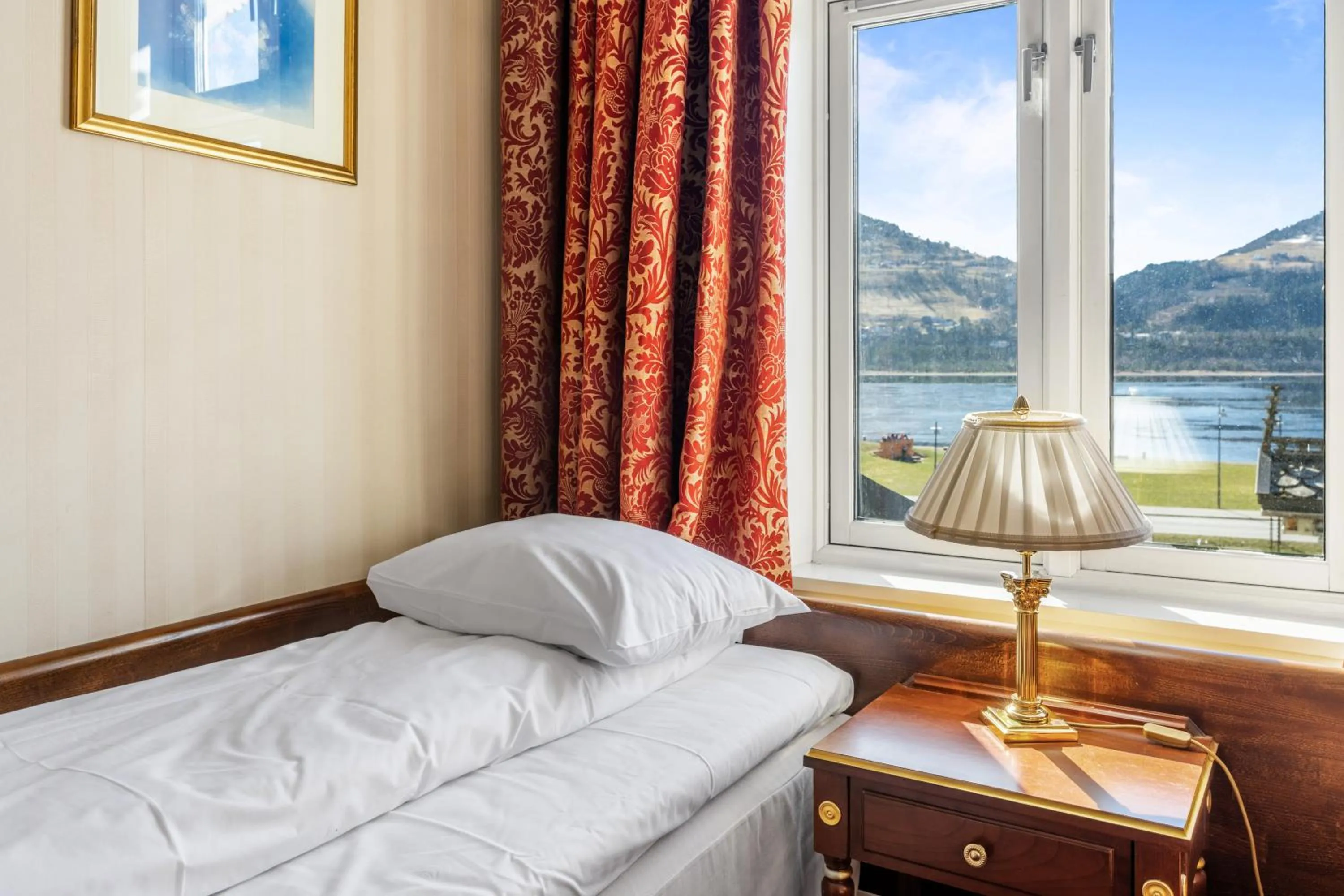 Lake view, Bed in Fleischer's Hotel