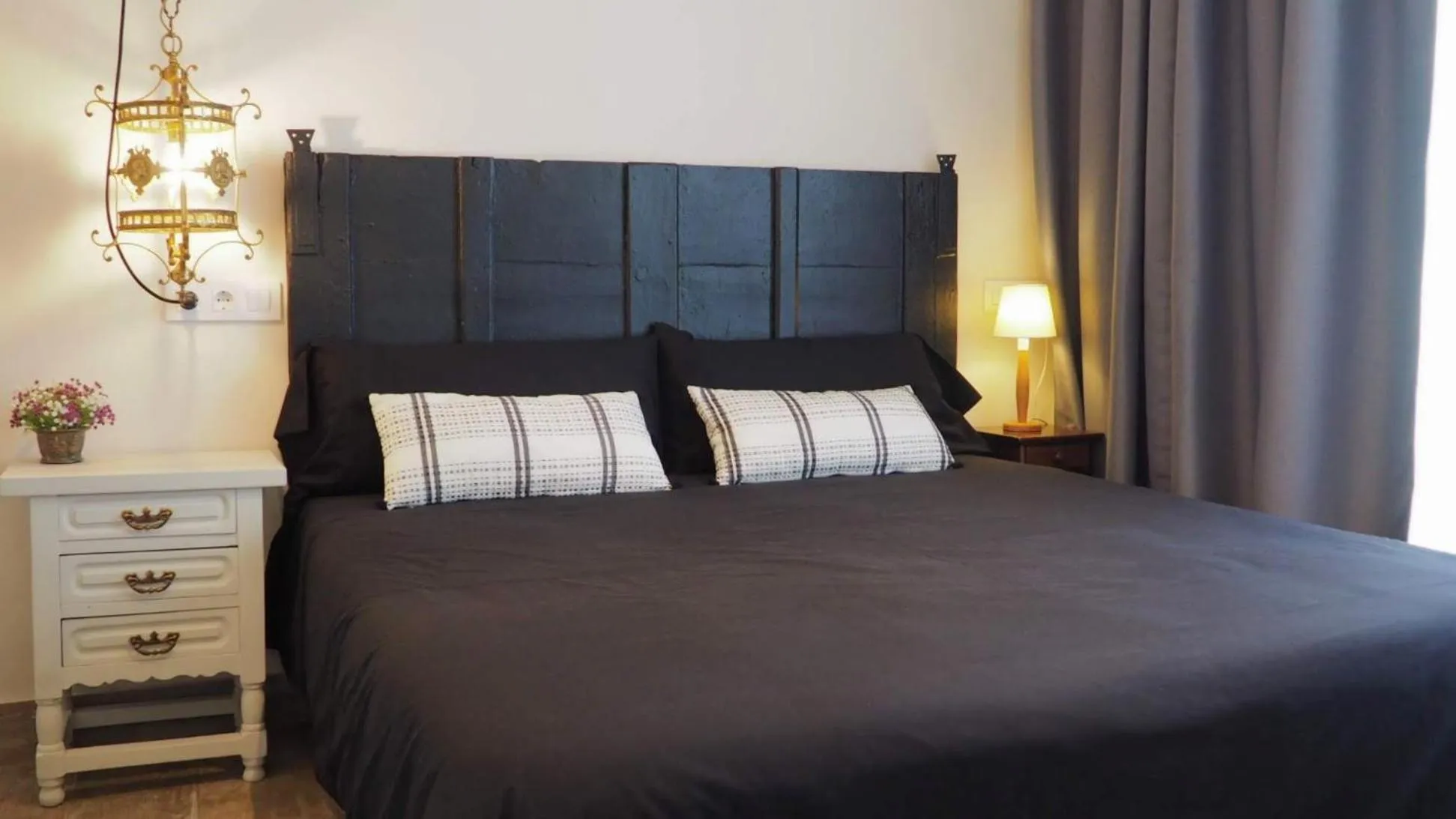 Photo of the whole room, Bed in El Jardinet de Sant Esteve