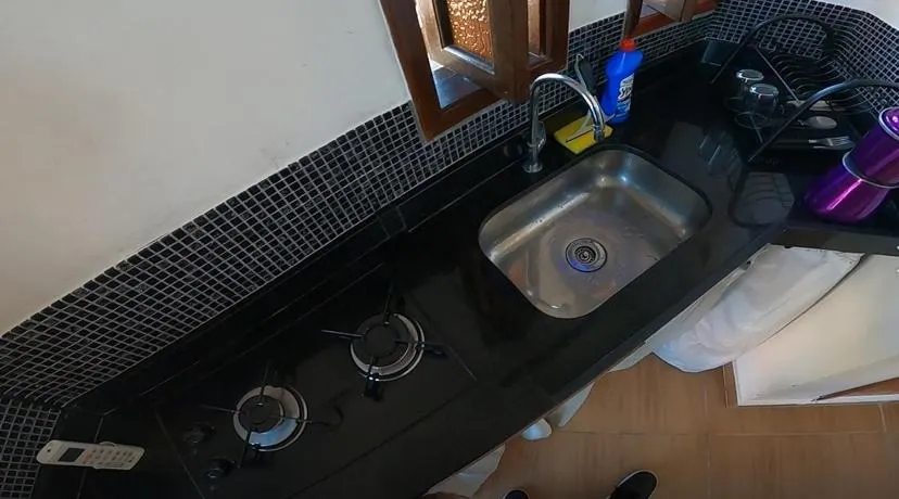 Communal kitchen in Melhores Suítes