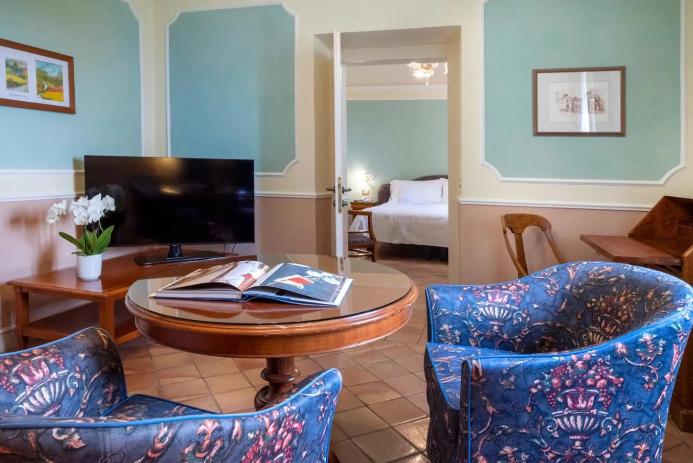 Communal lounge/ TV room, Bed in Hotel Monteconero