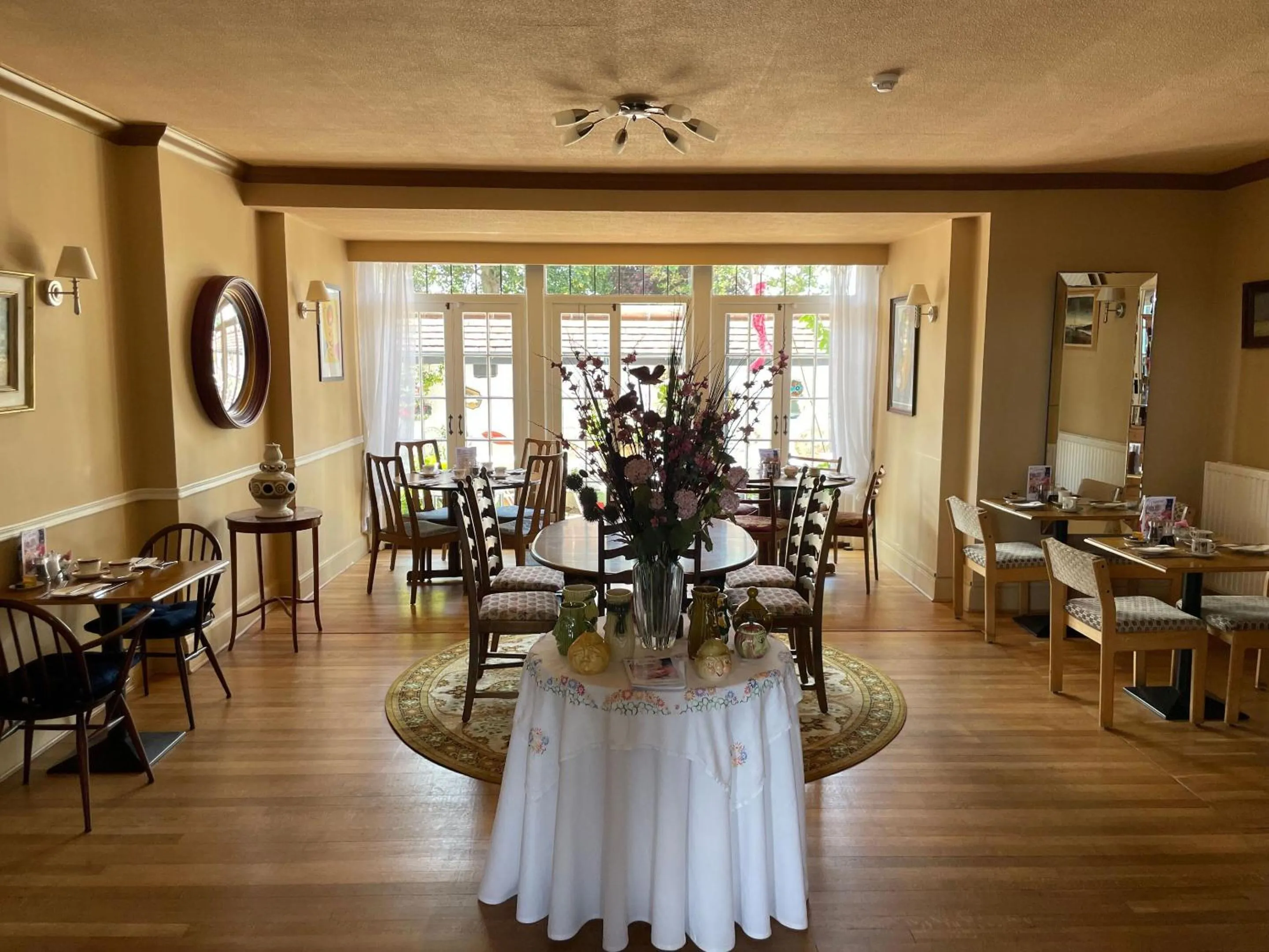 Breakfast in Knights Court