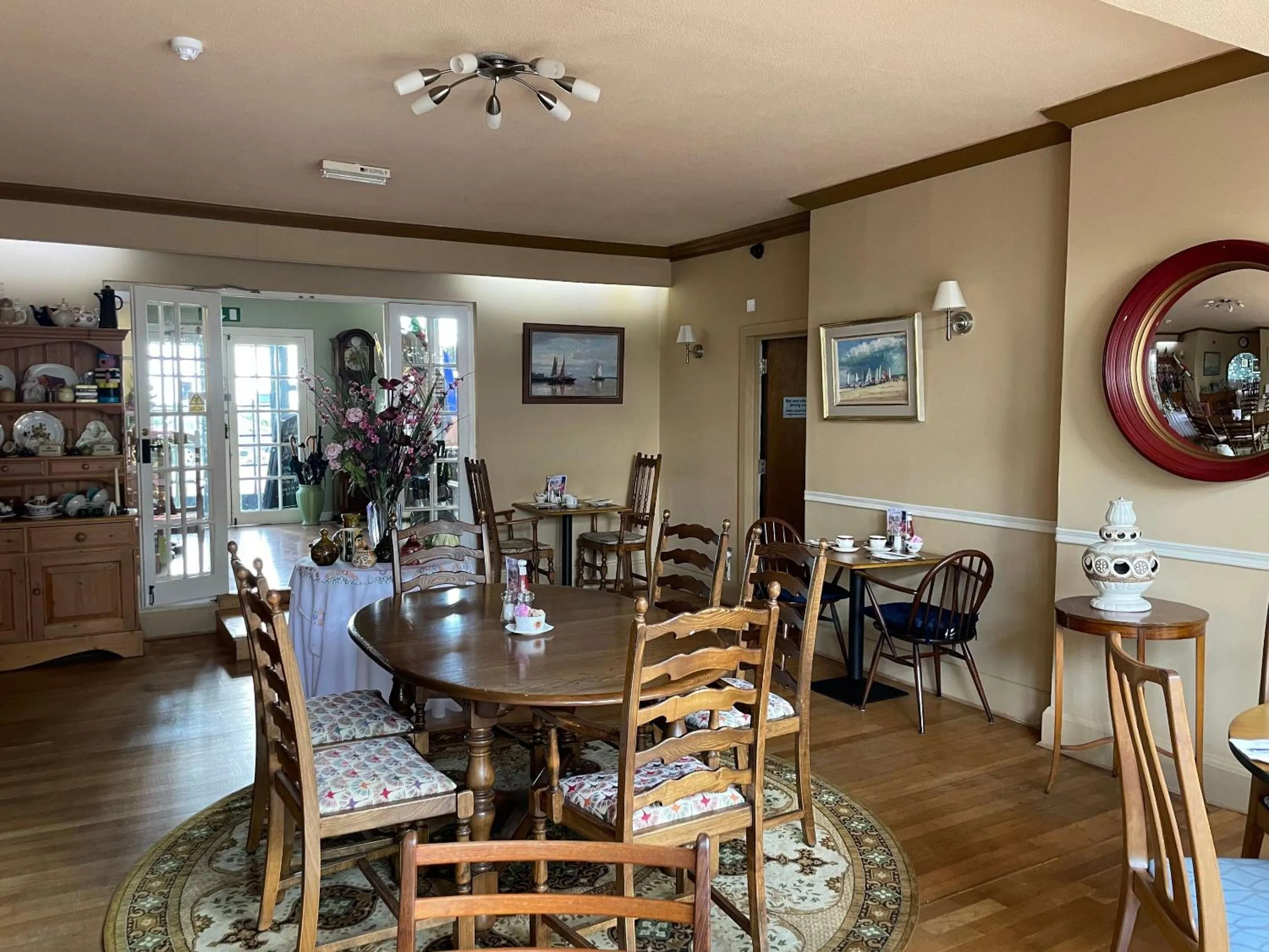 Breakfast in Knights Court