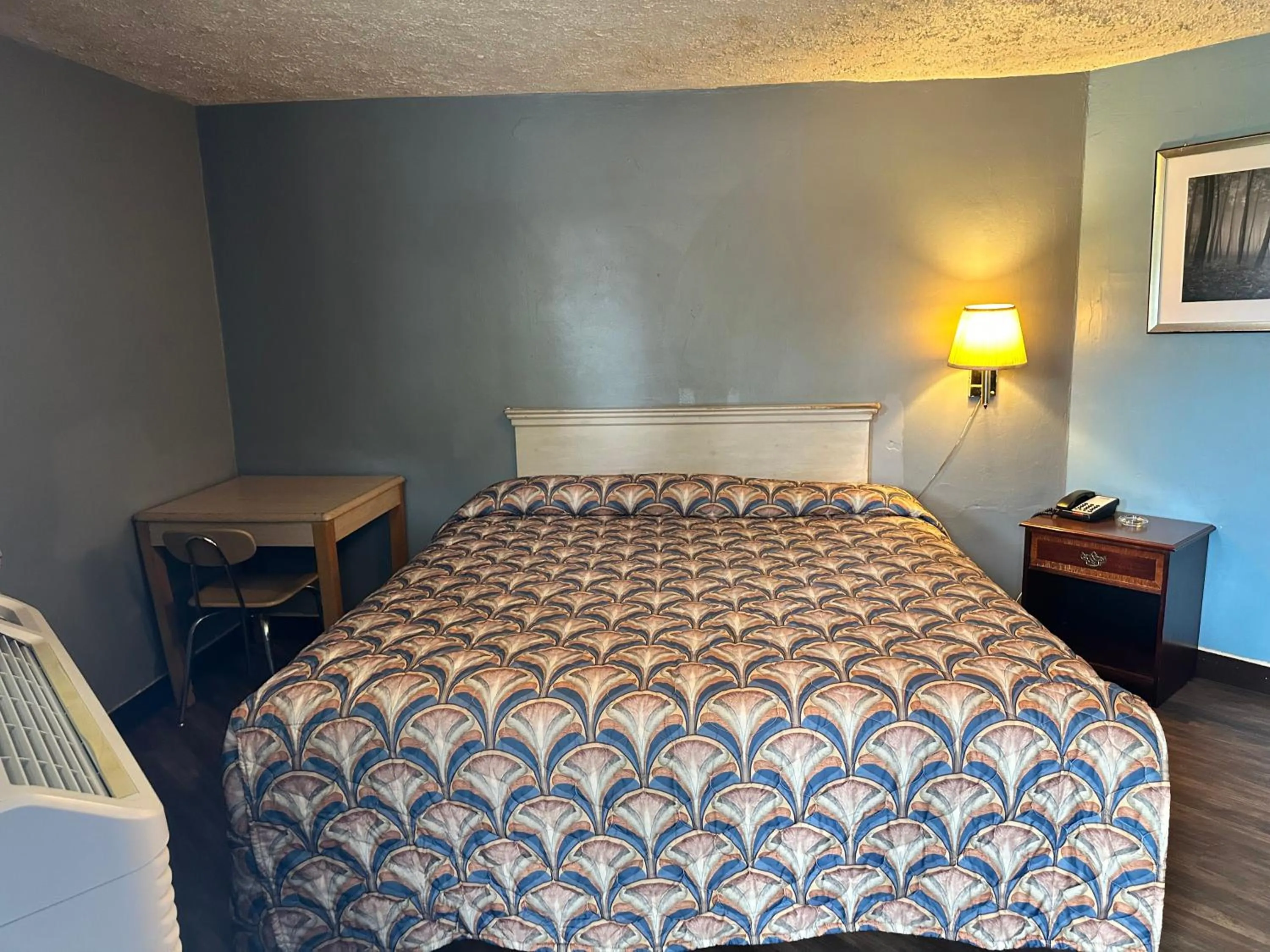 Bedroom, Bed in Westgate Manor Motel Austintown & Youngstown OHIO