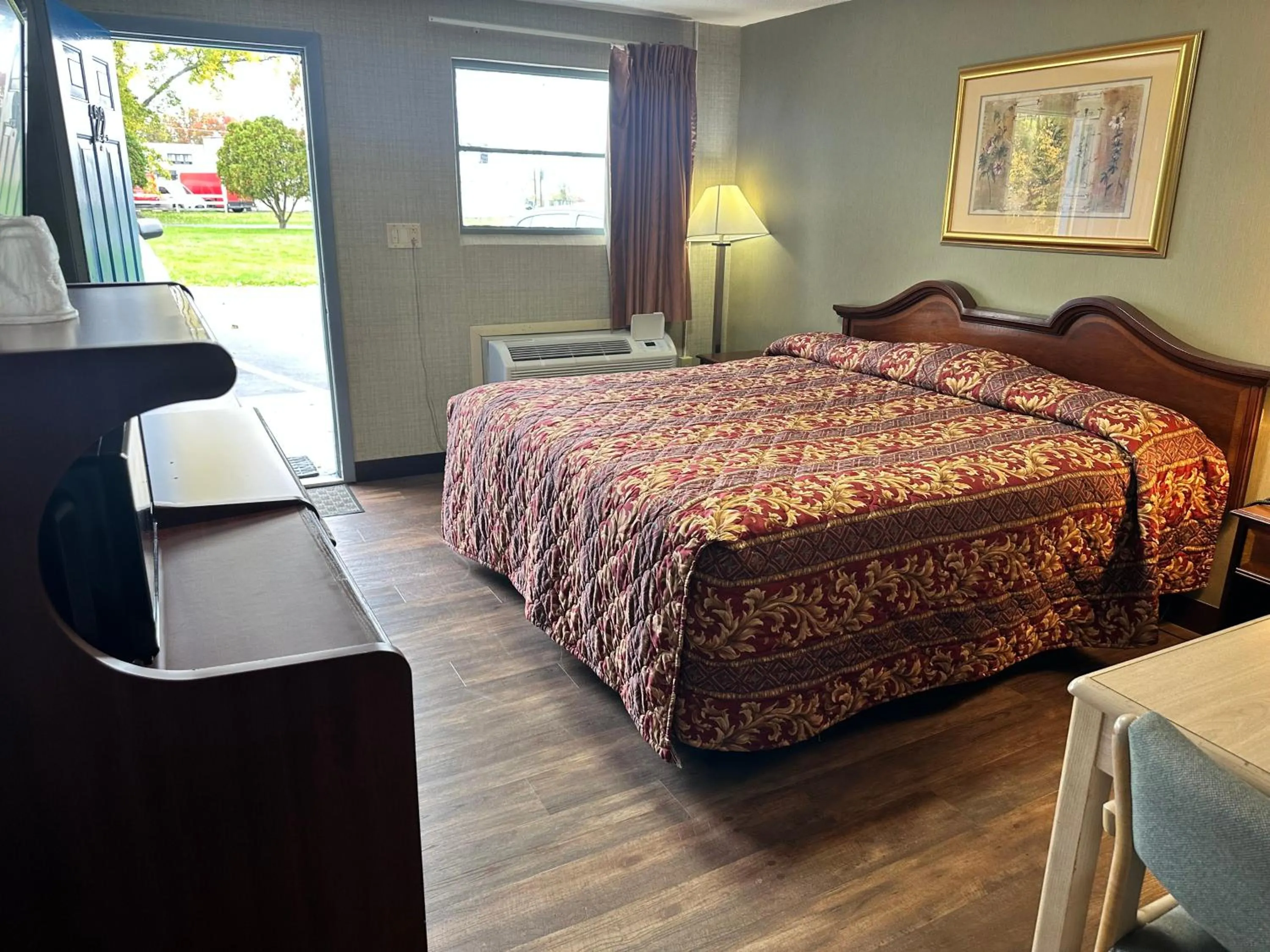 Bedroom, Bed in Westgate Manor Motel Austintown & Youngstown OHIO