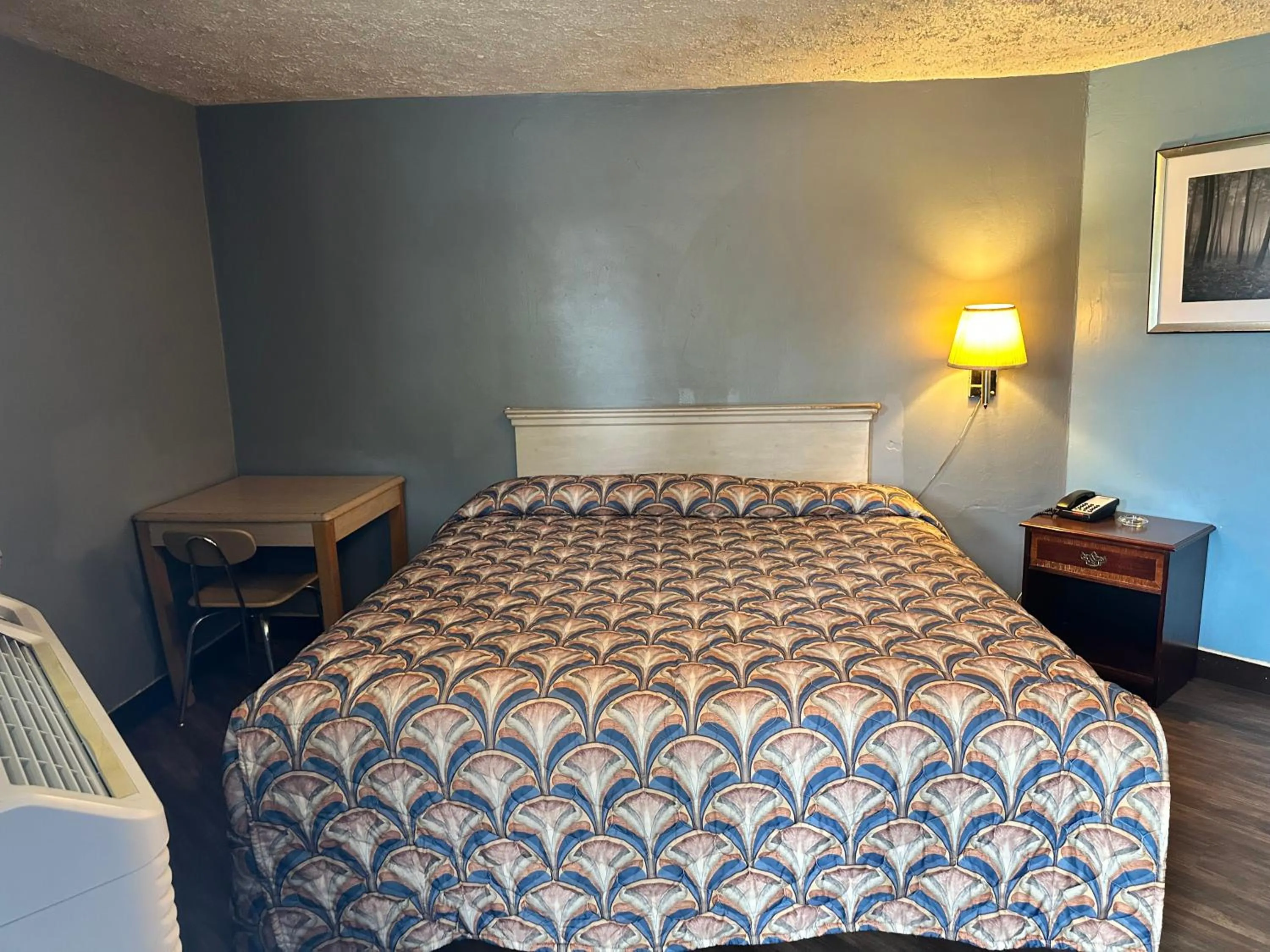 Bedroom, Bed in Westgate Manor Motel Austintown & Youngstown OHIO