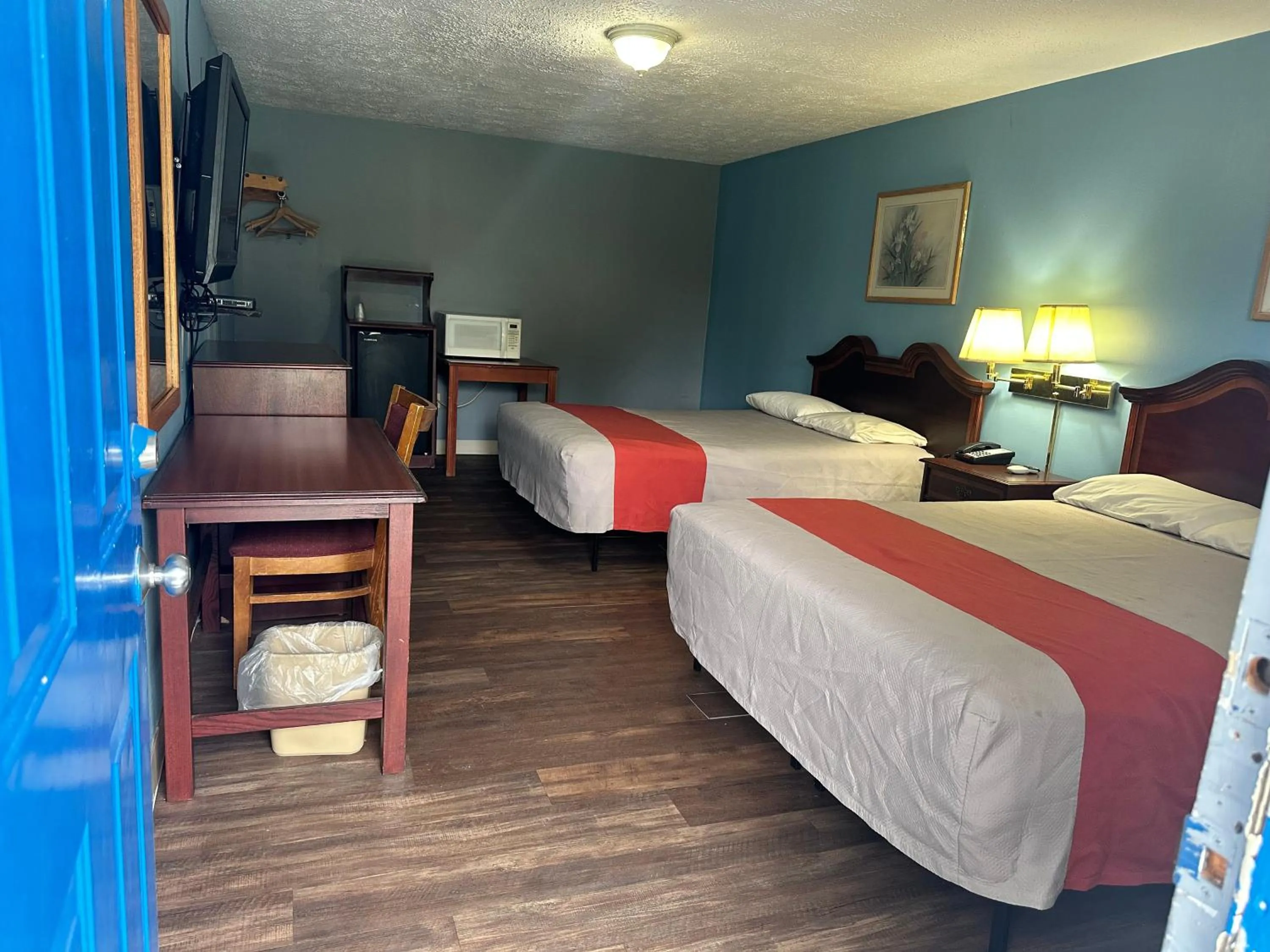 Bedroom, Bed in Westgate Manor Motel Austintown & Youngstown OHIO