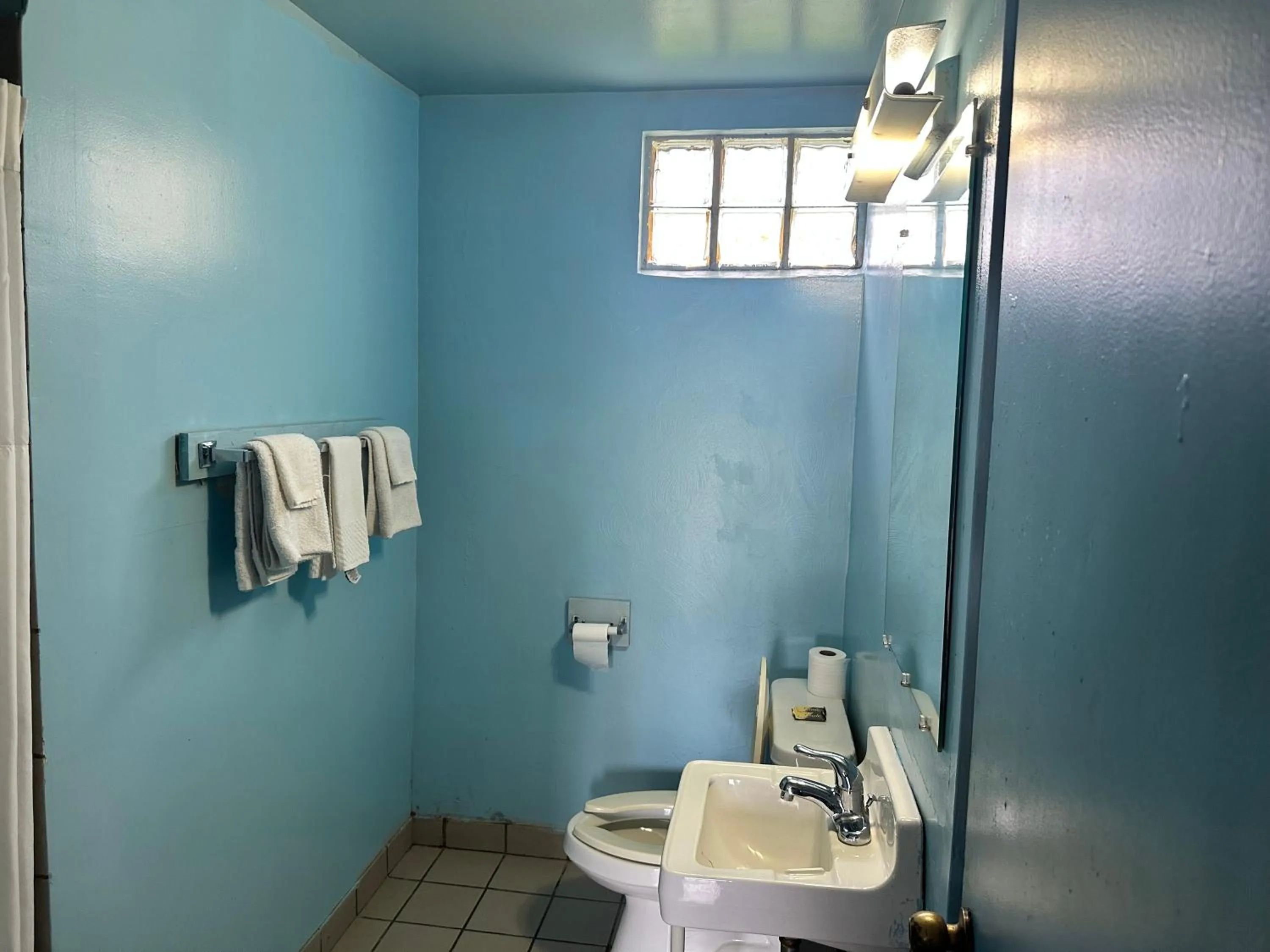 Bathroom in Westgate Manor Motel Austintown & Youngstown OHIO