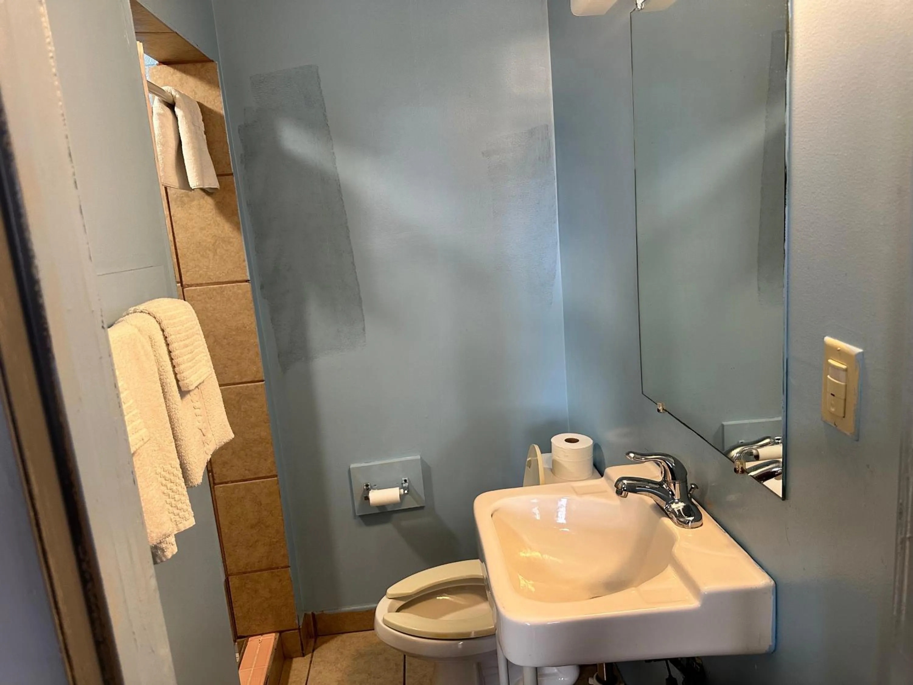 Bathroom in Westgate Manor Motel Austintown & Youngstown OHIO