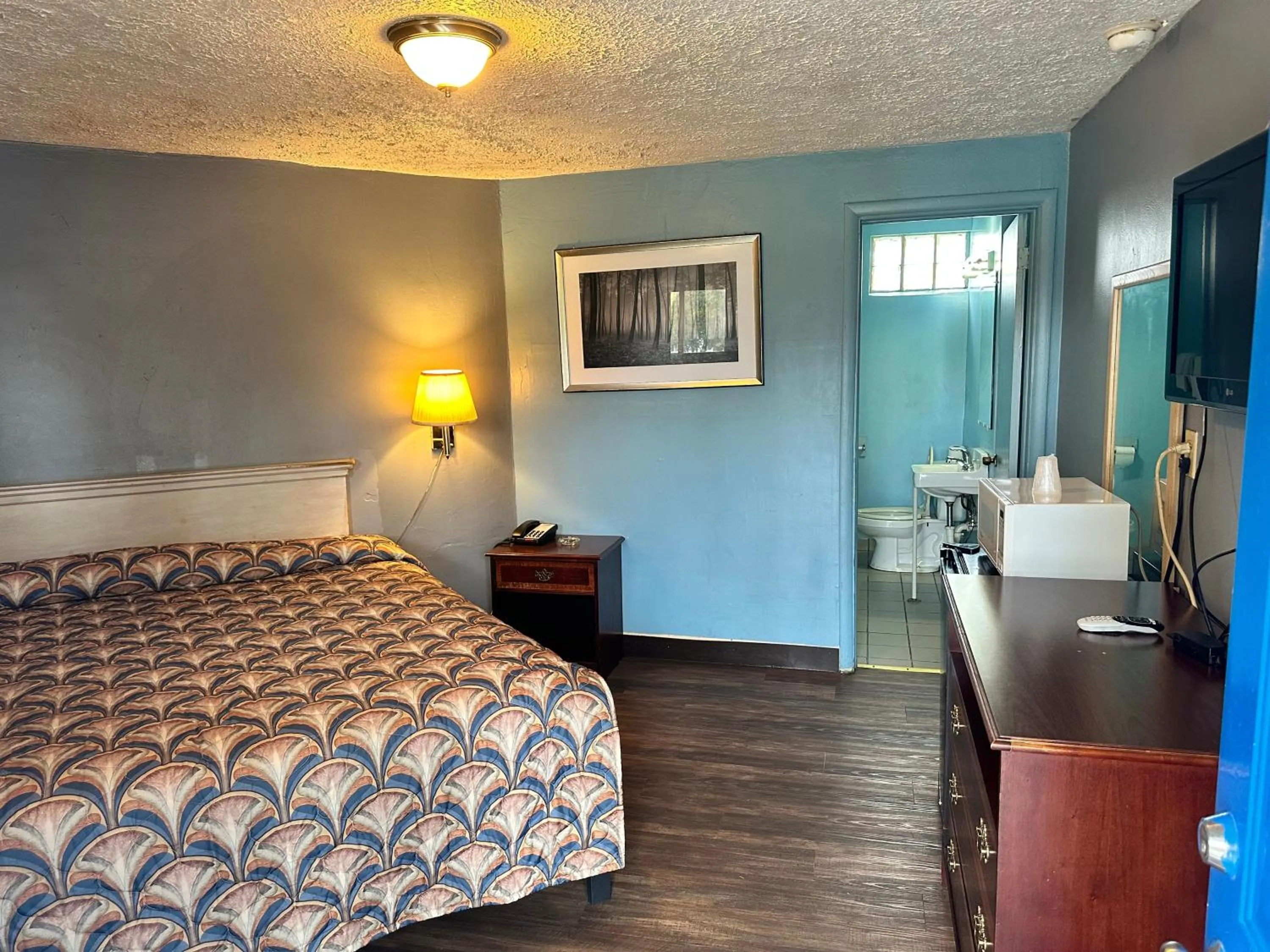 Bedroom, Bed in Westgate Manor Motel Austintown & Youngstown OHIO