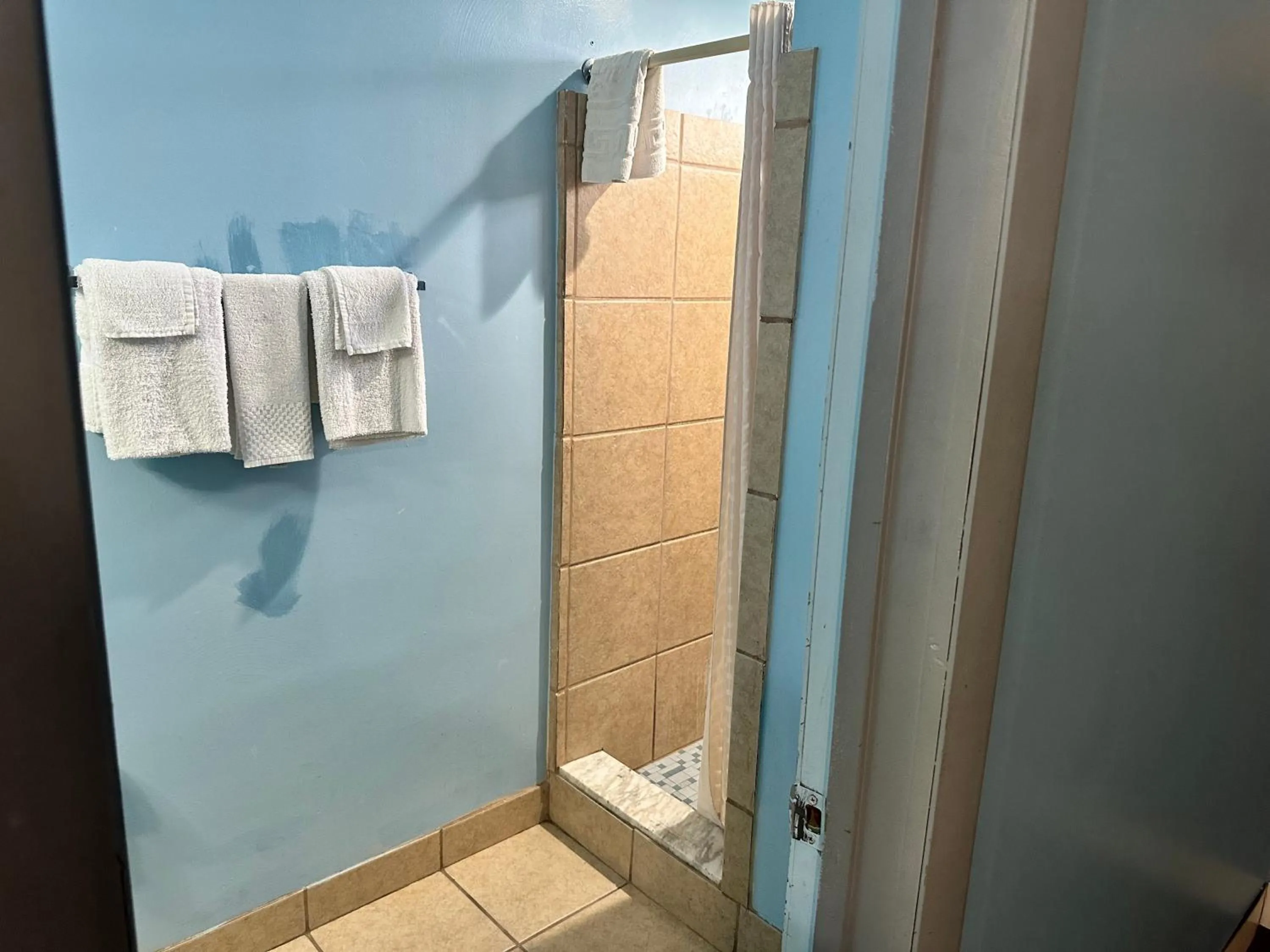 Bedroom in Westgate Manor Motel Austintown & Youngstown OHIO