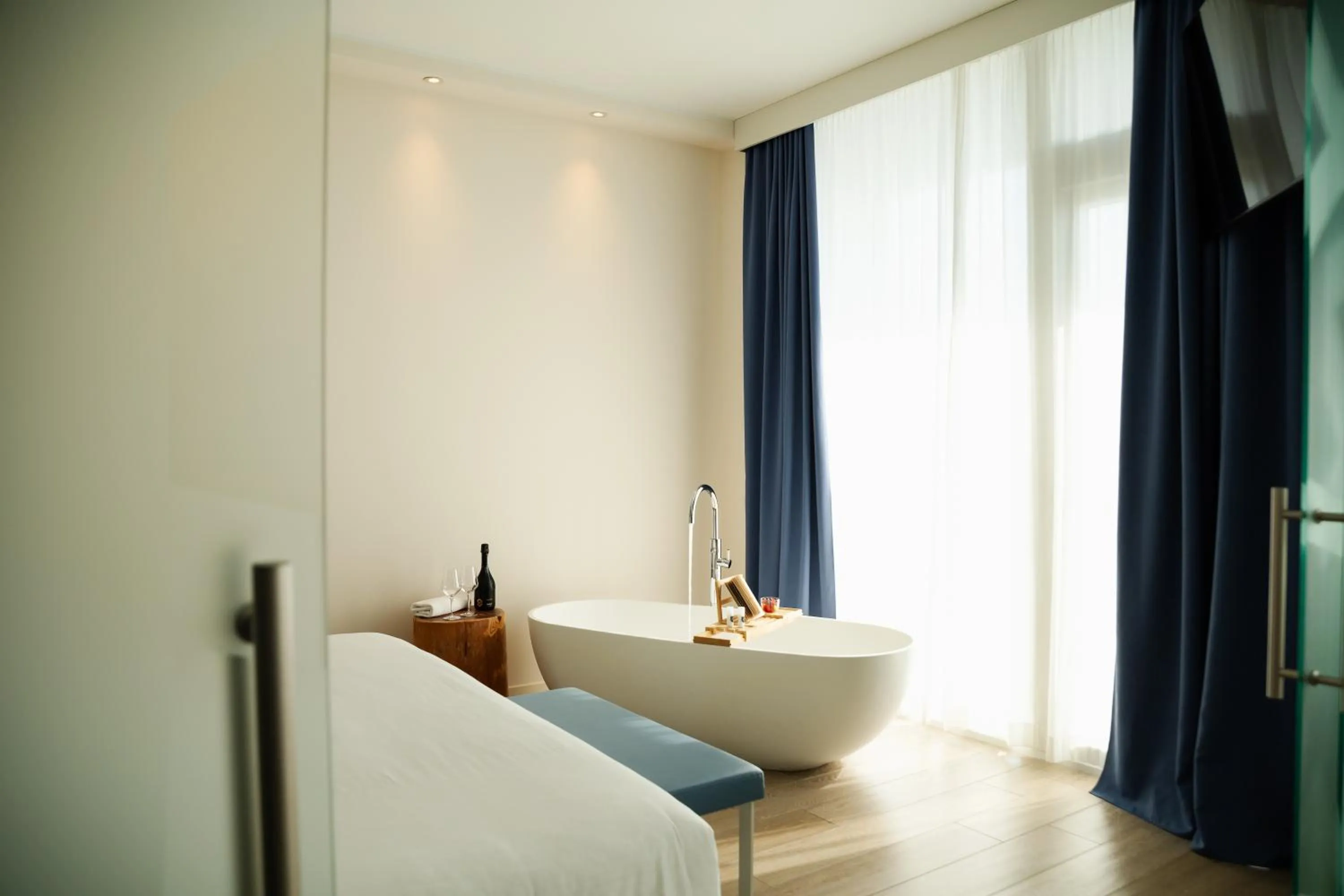 Bath, Bed in Hotel Mediterraneo