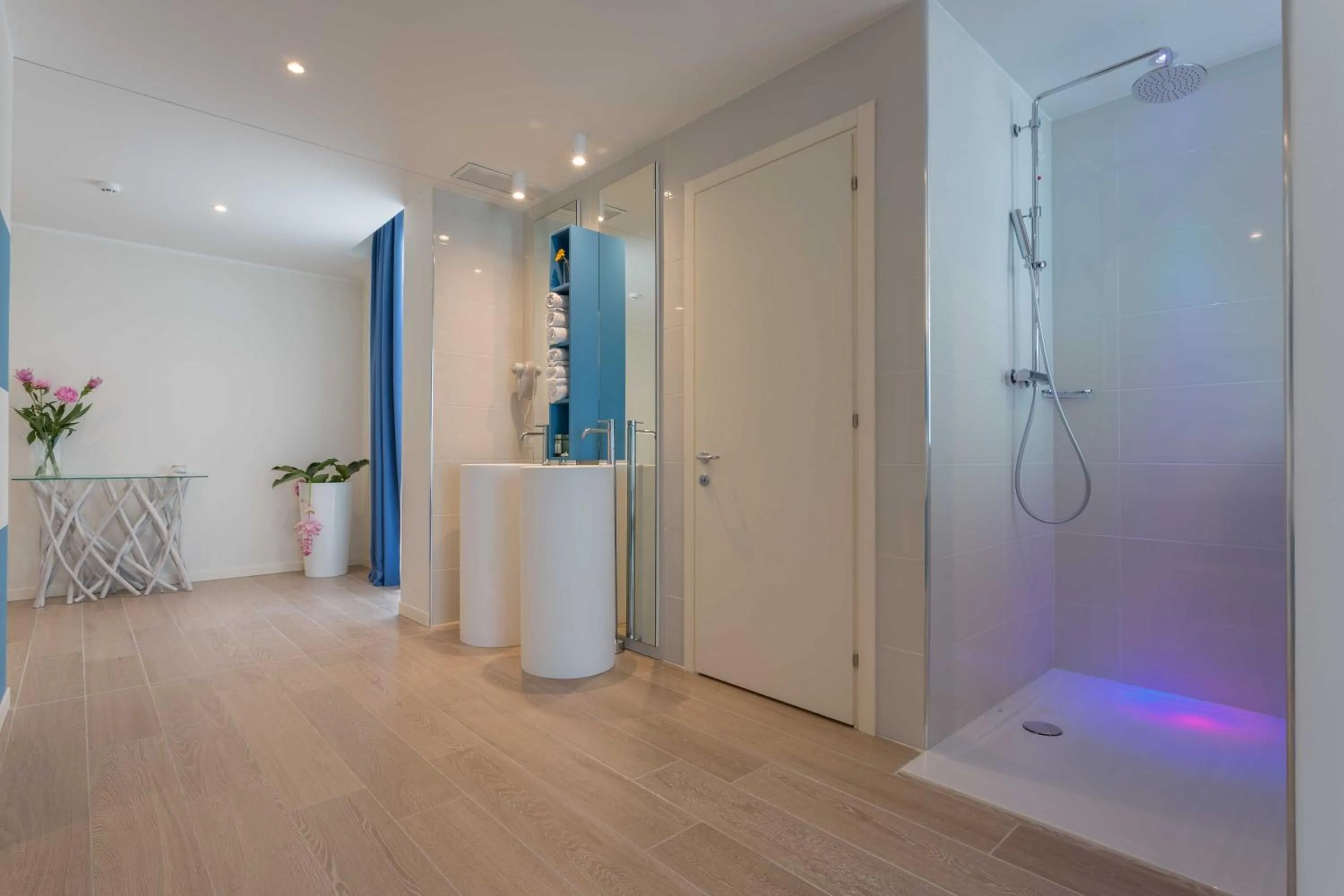 Shower in Hotel Mediterraneo