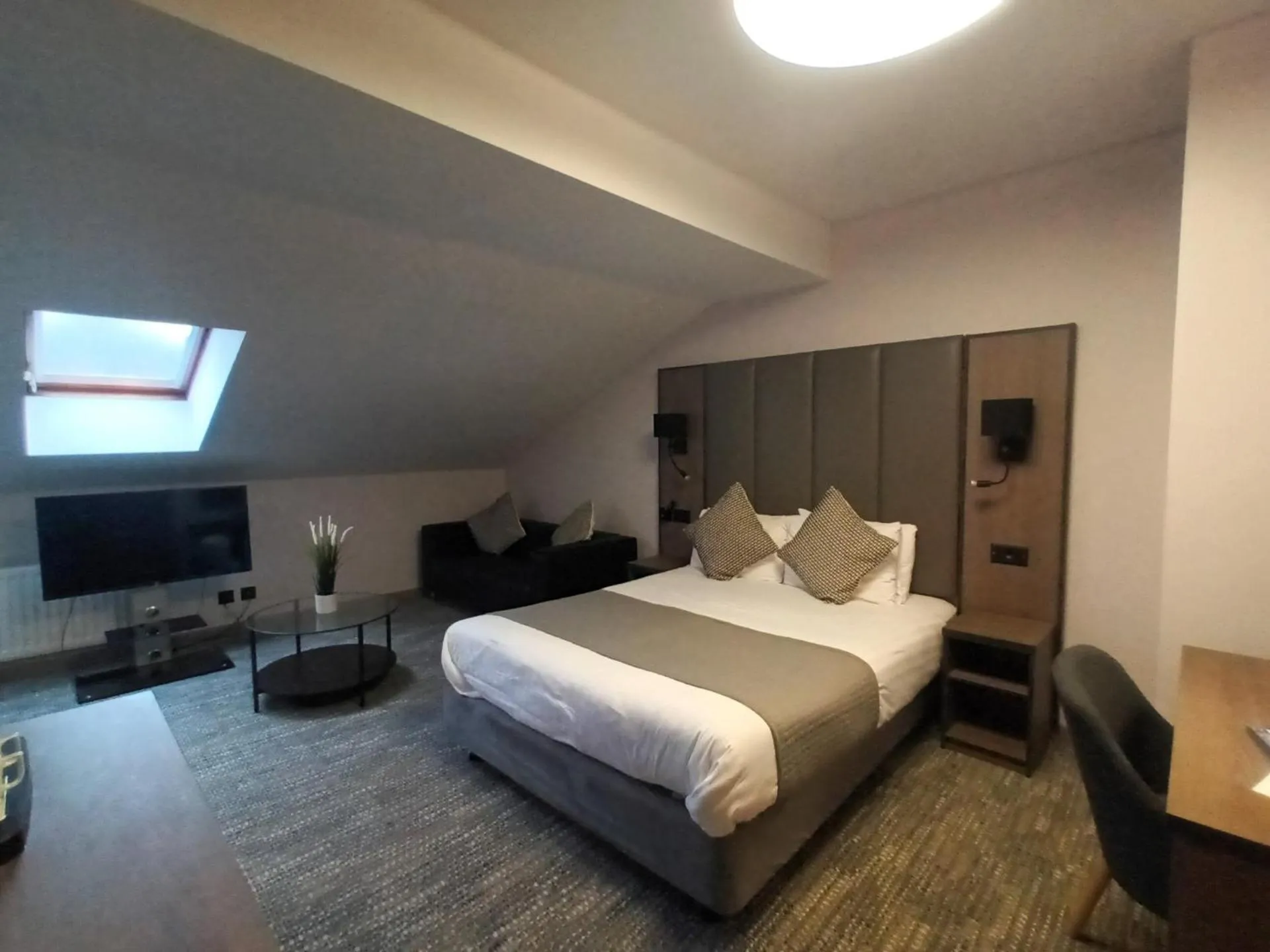 Bed in Corn Mill Lodge Hotel