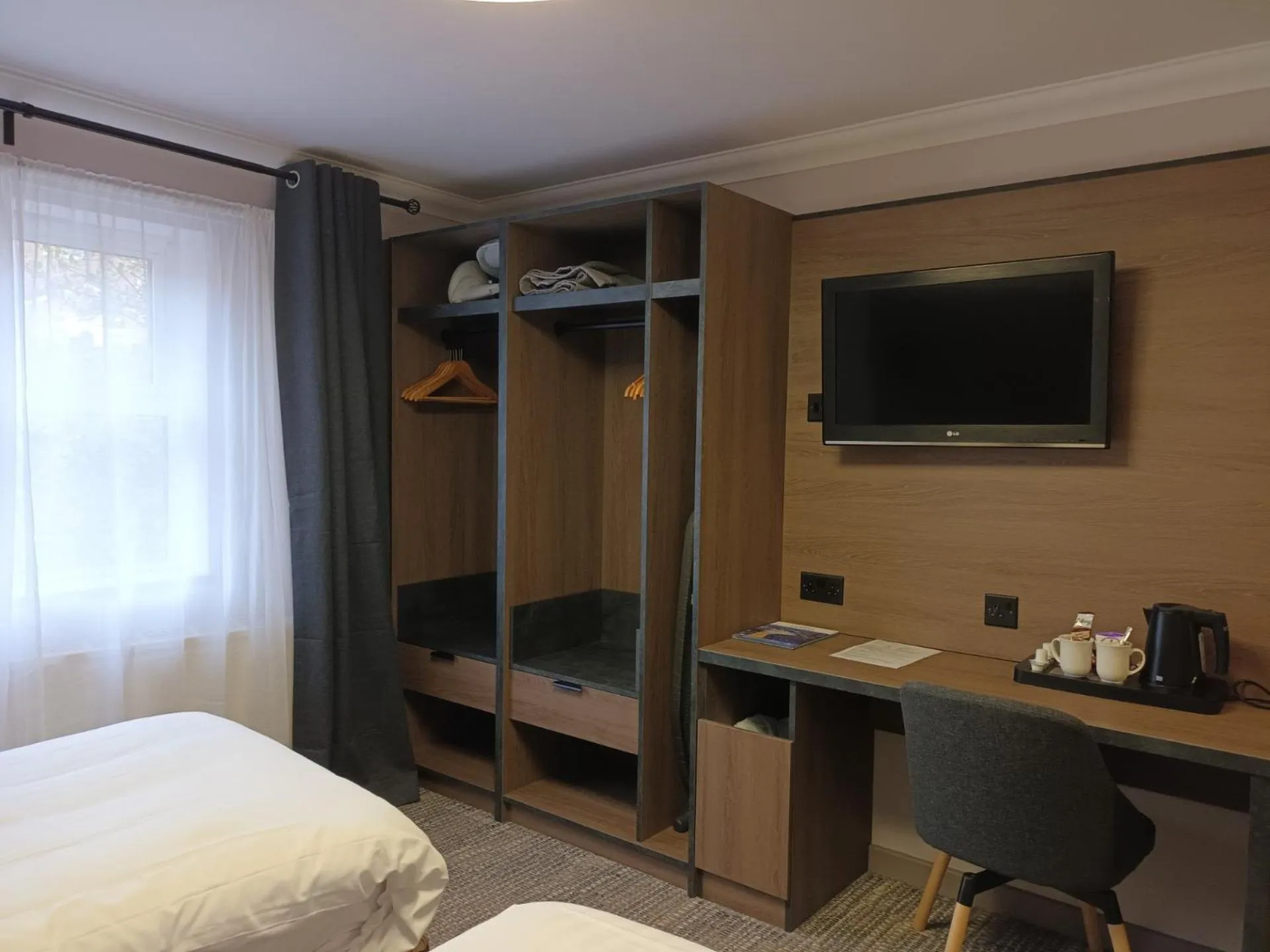 wardrobe, Bed in Corn Mill Lodge Hotel