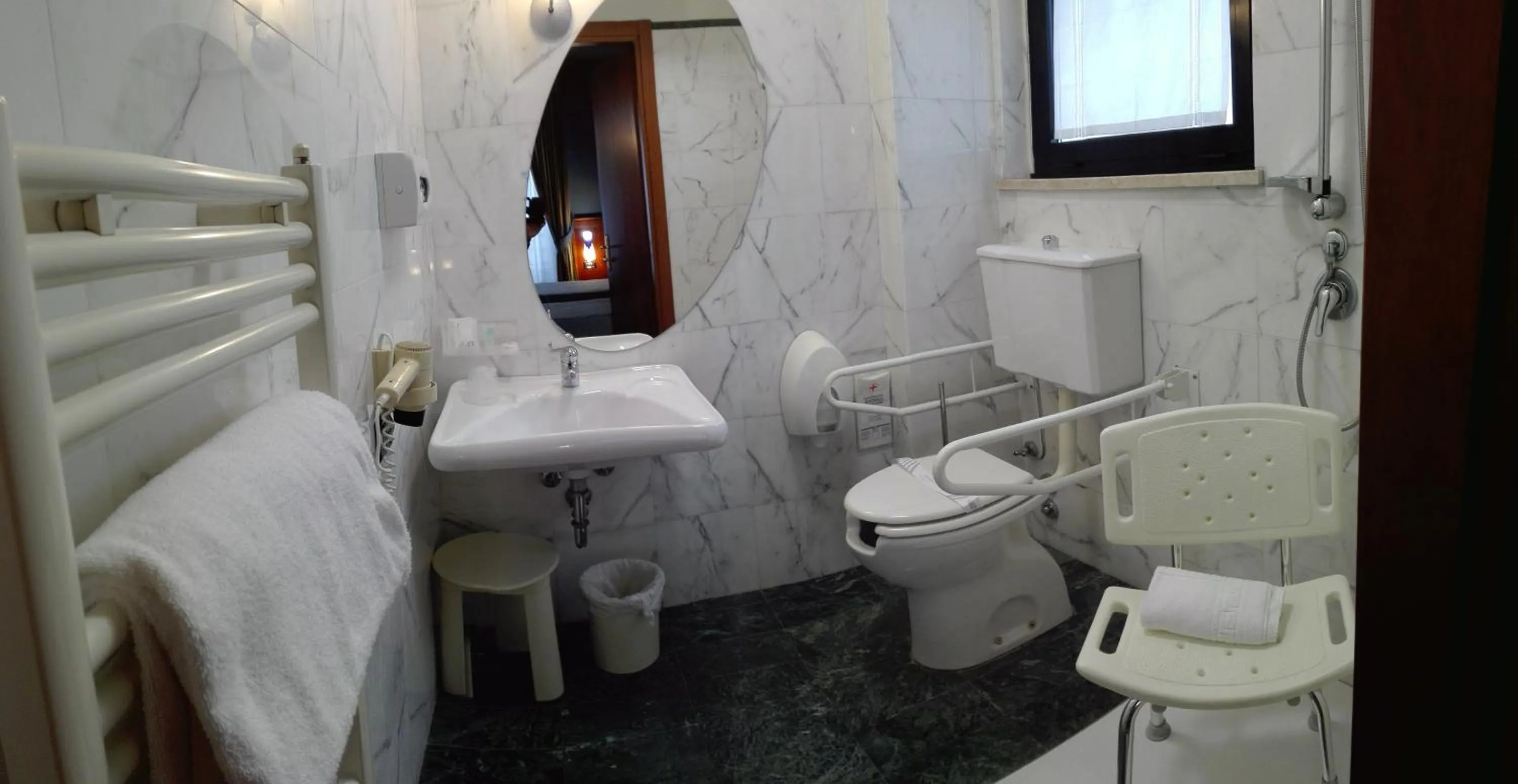 Toilet in Hotel Michelangelo Palace & SPA