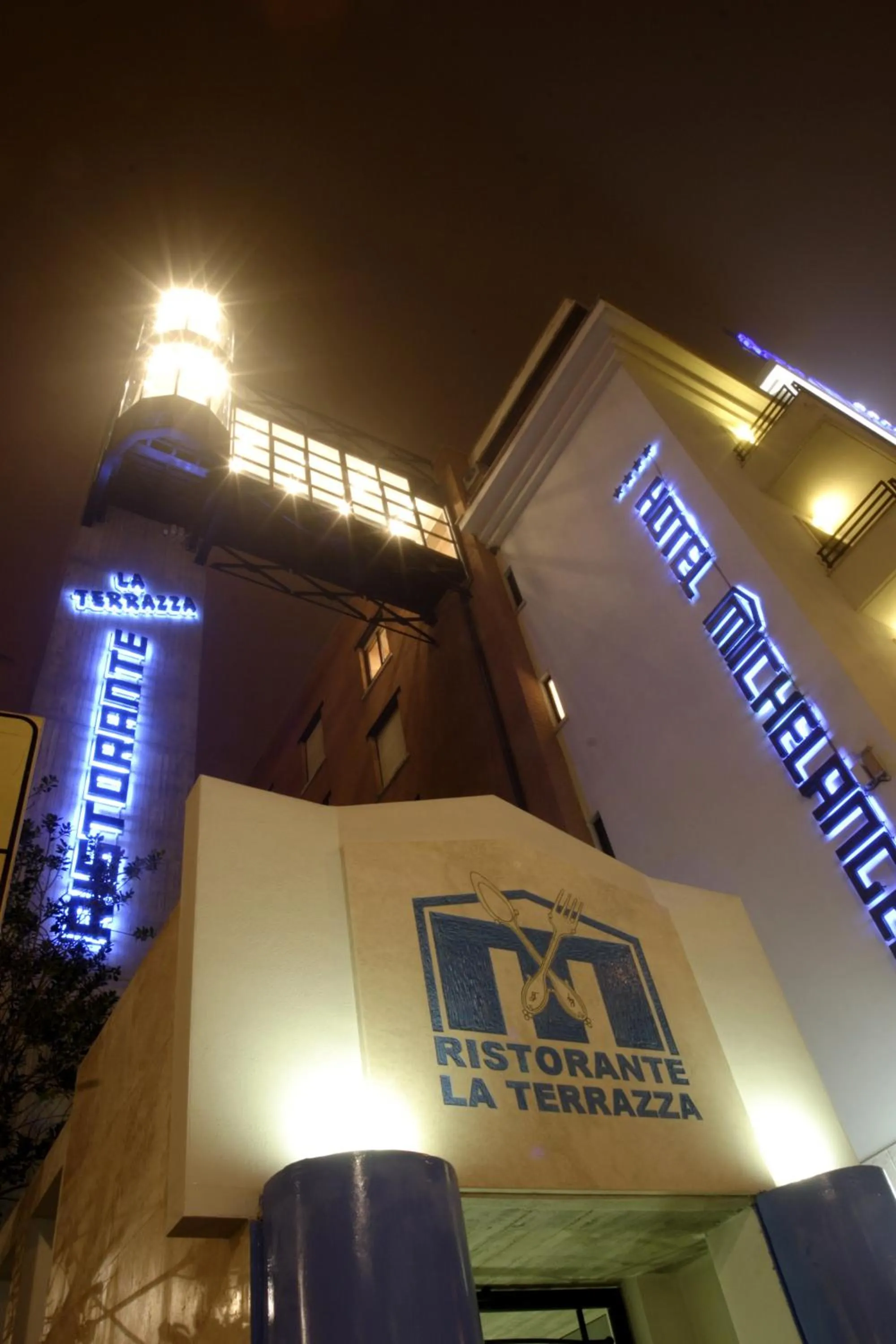 Facade/entrance in Hotel Michelangelo Palace & SPA