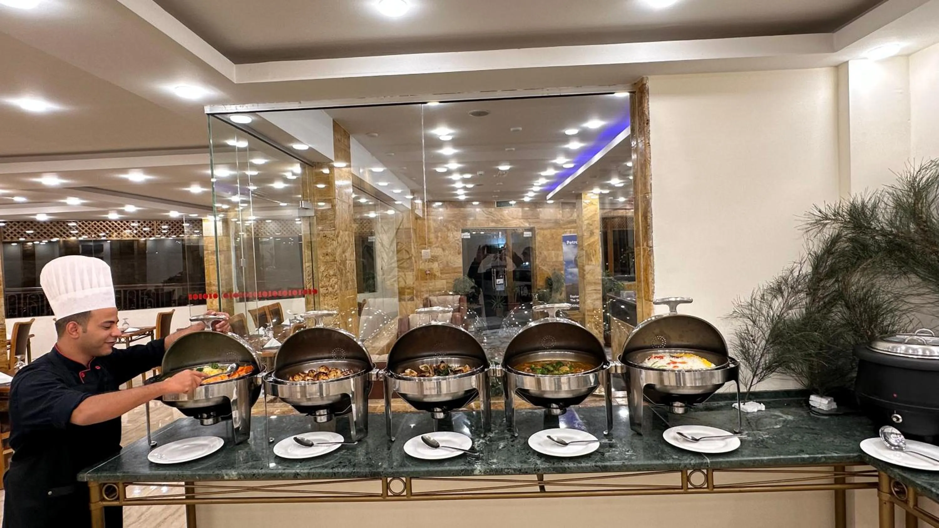 Restaurant/places to eat in Sharah Mountains Hotel