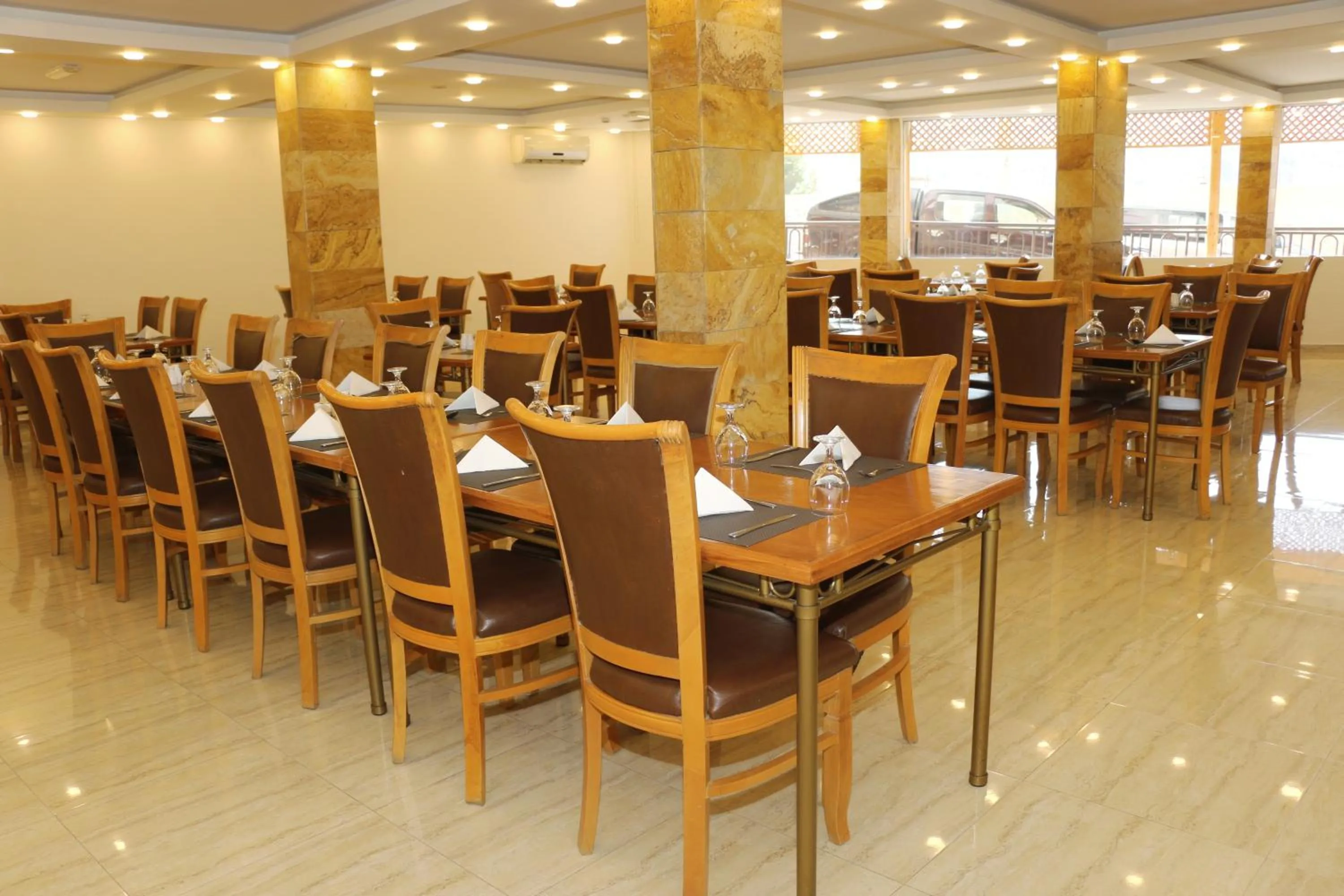 Restaurant/places to eat in Sharah Mountains Hotel