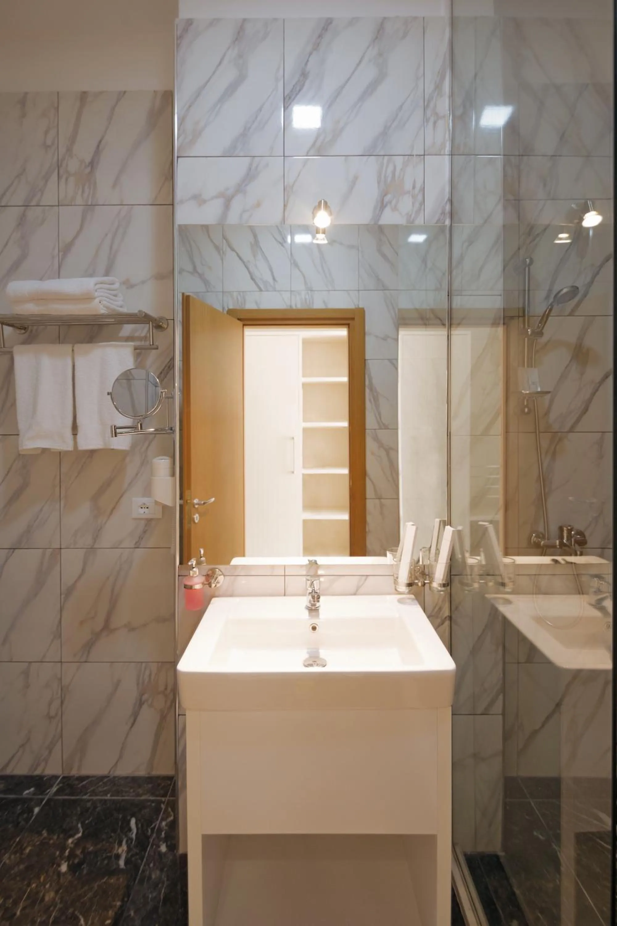 Bathroom in Horizont Hotel