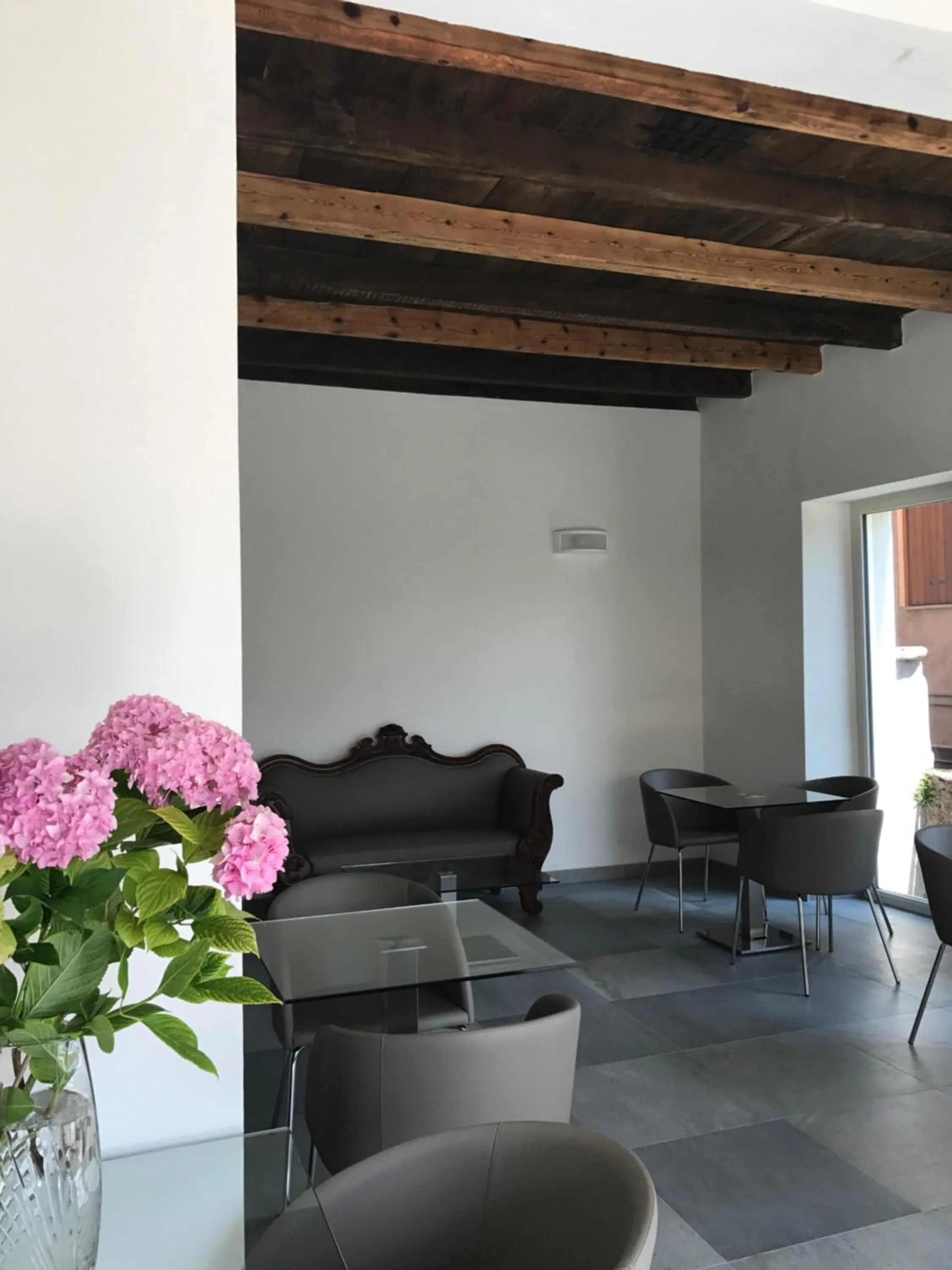 Communal lounge/ TV room in Corte di Pellio