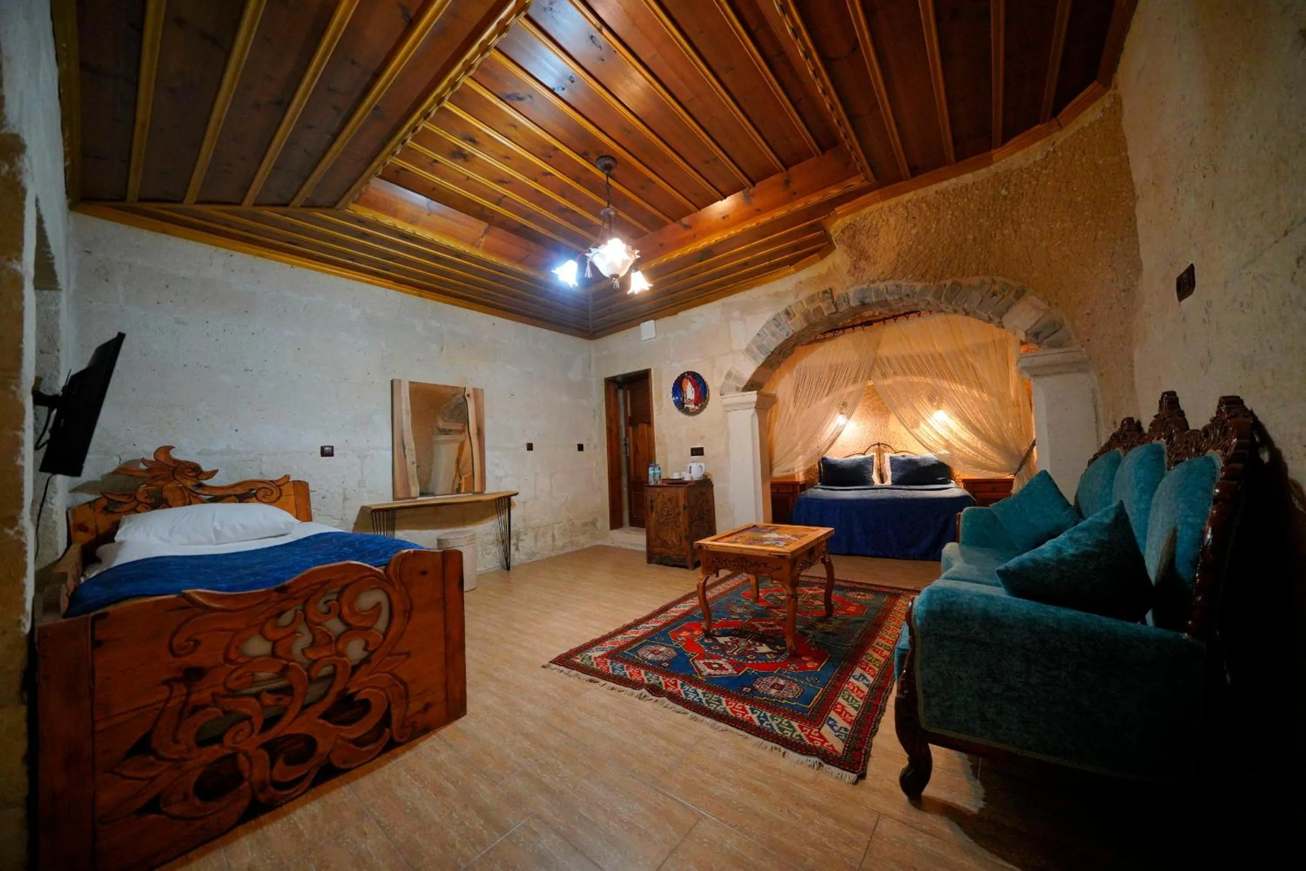 Photo of the whole room, Bed in Holiday Cave Hotel