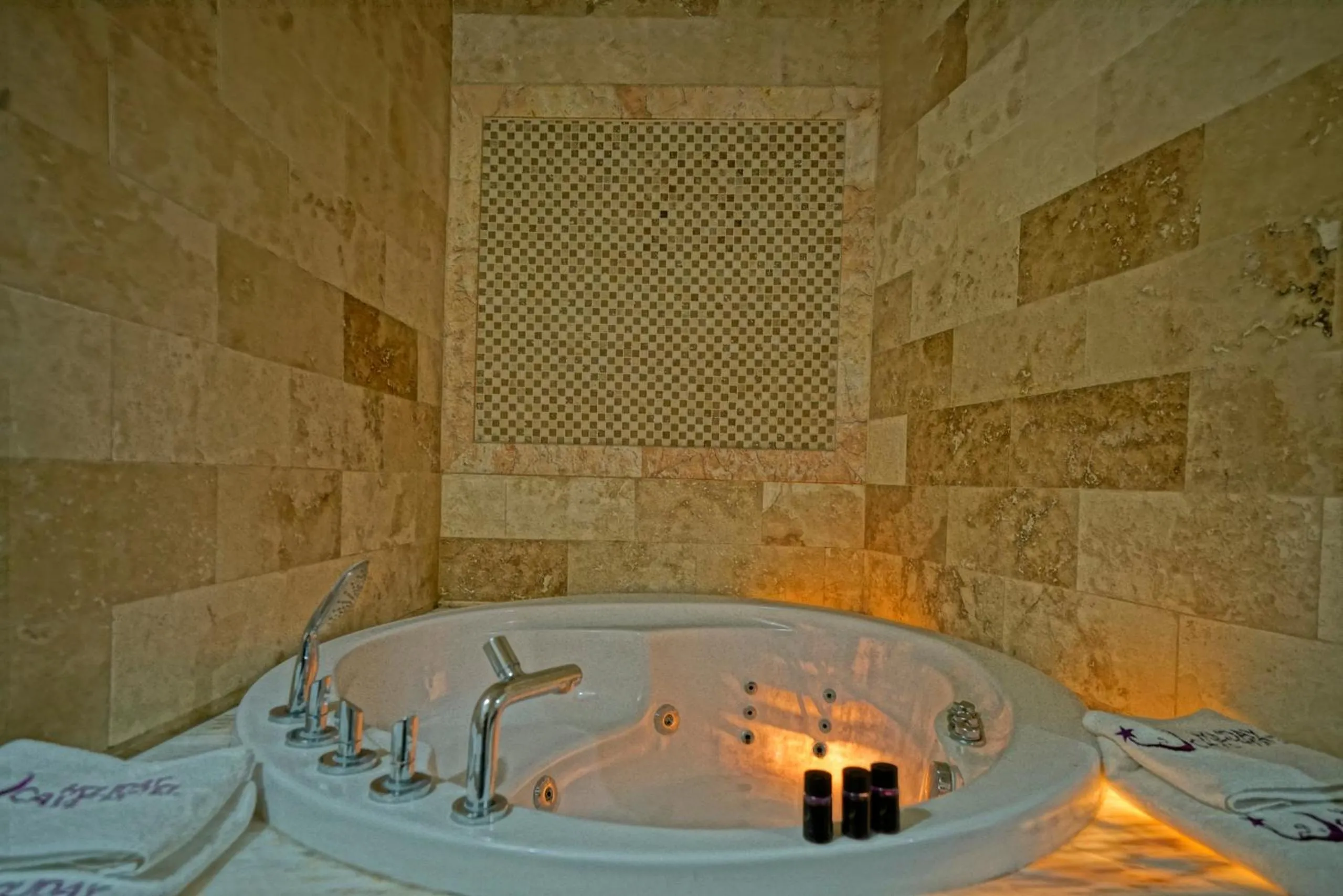 Hot Tub in Holiday Cave Hotel