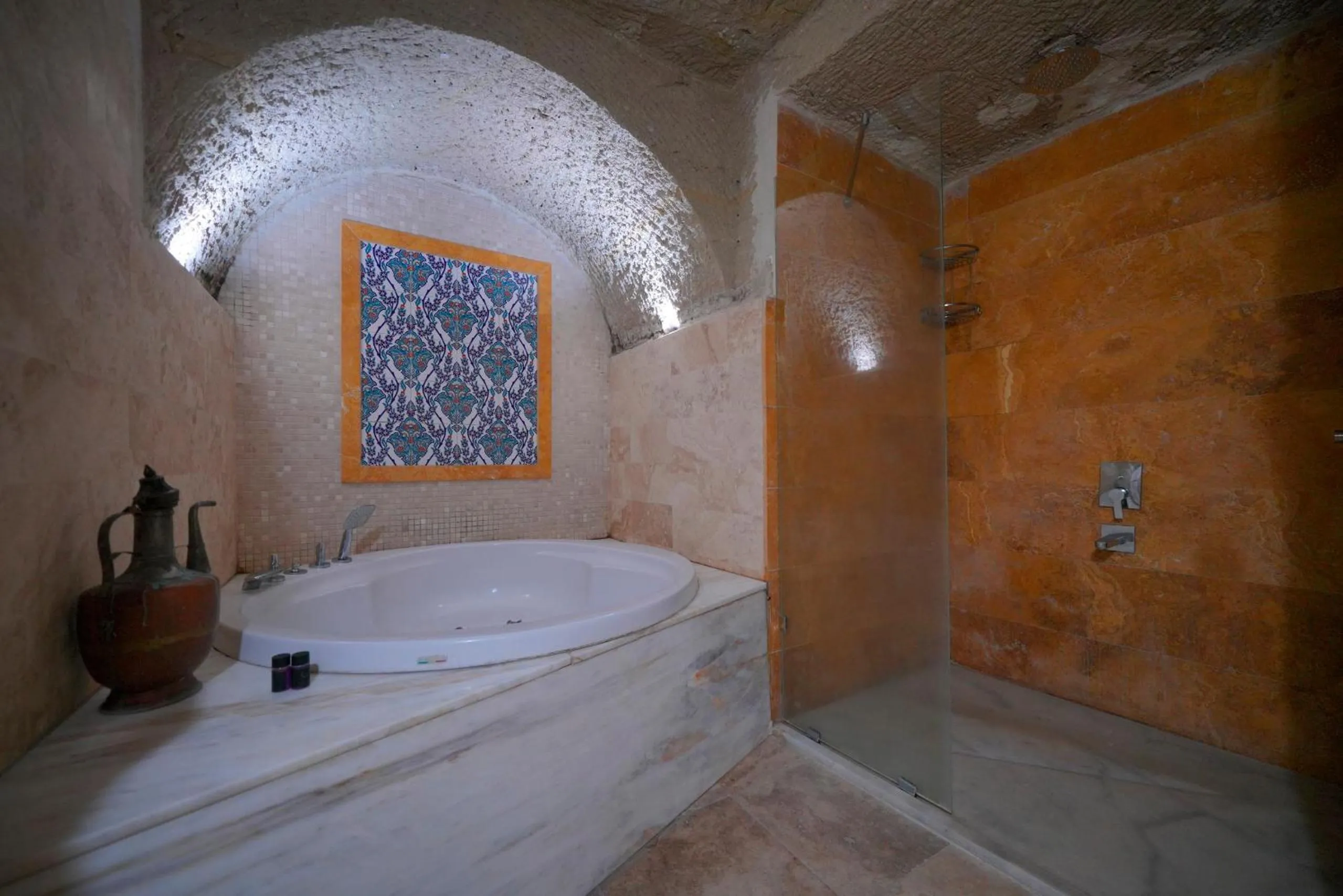 Hot Tub in Holiday Cave Hotel